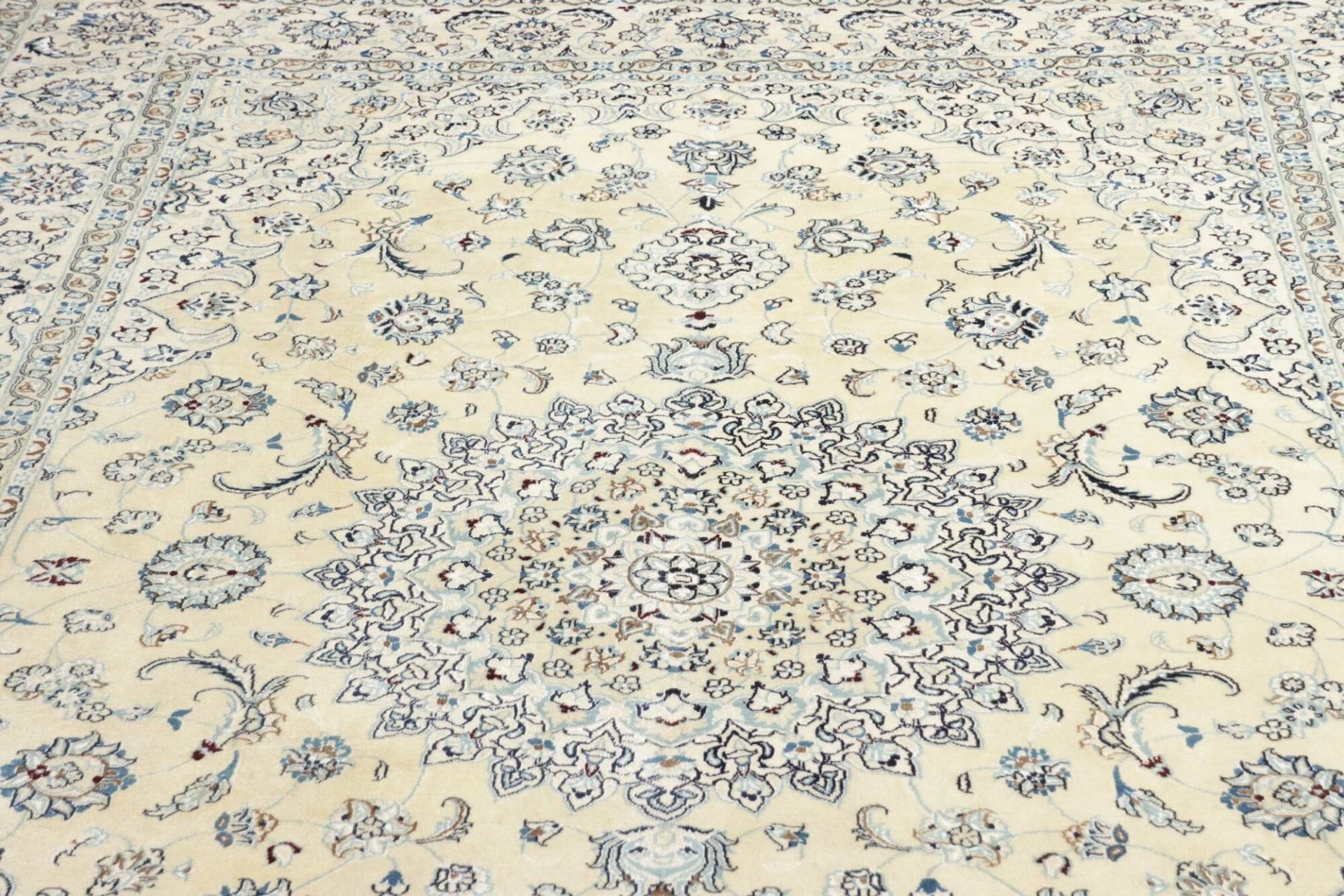 Handgeknüpfter Nain Perserteppich 198 × 290 cm