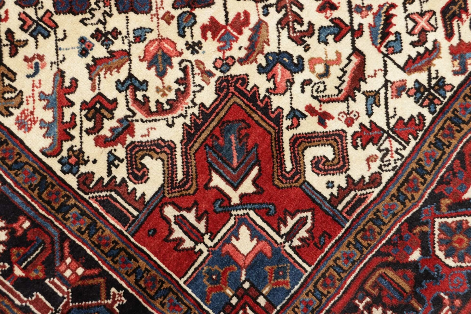 Heriz Perserteppich aus Iran, 215 × 300 cm