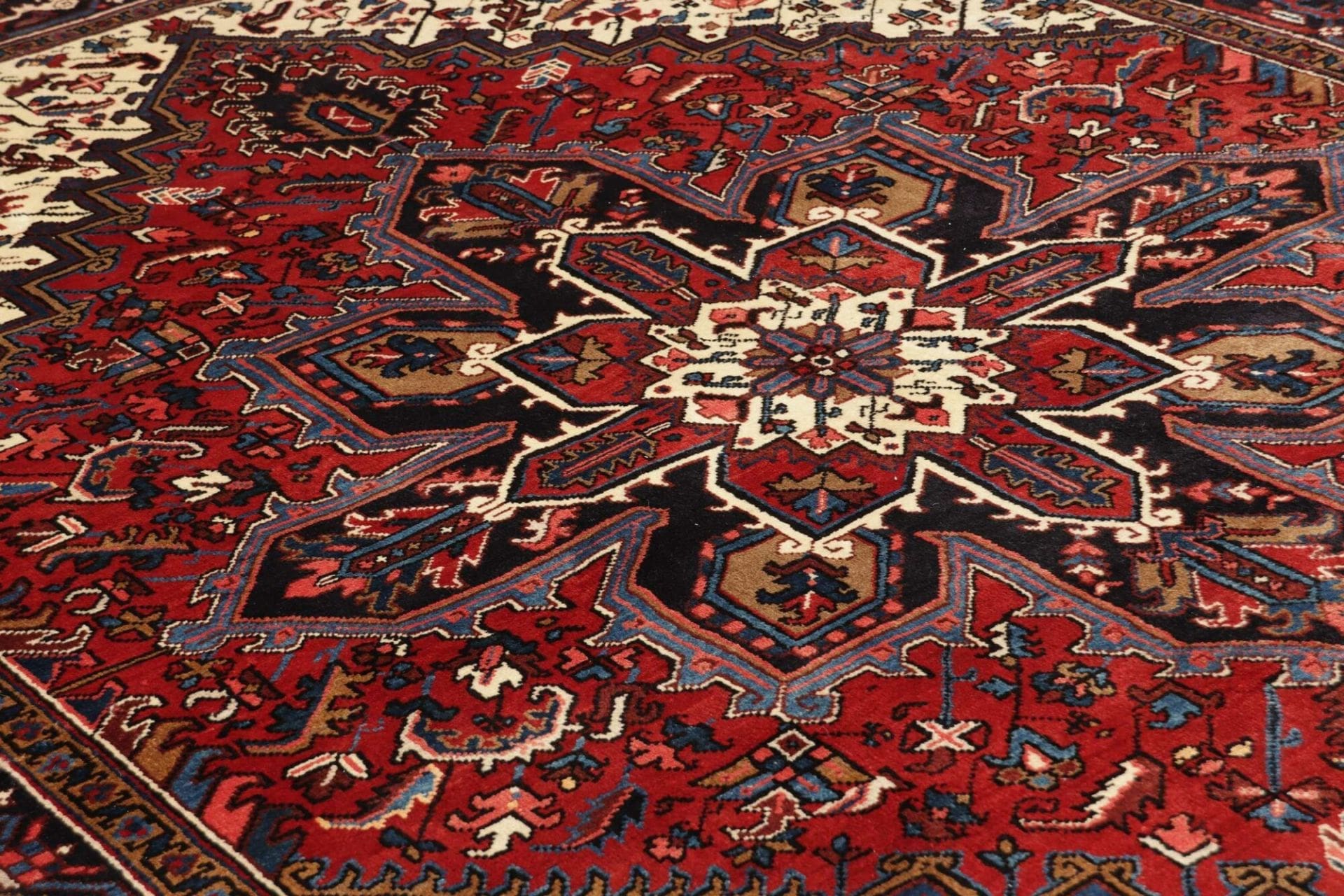 Heriz Perserteppich aus Iran, 215 × 300 cm