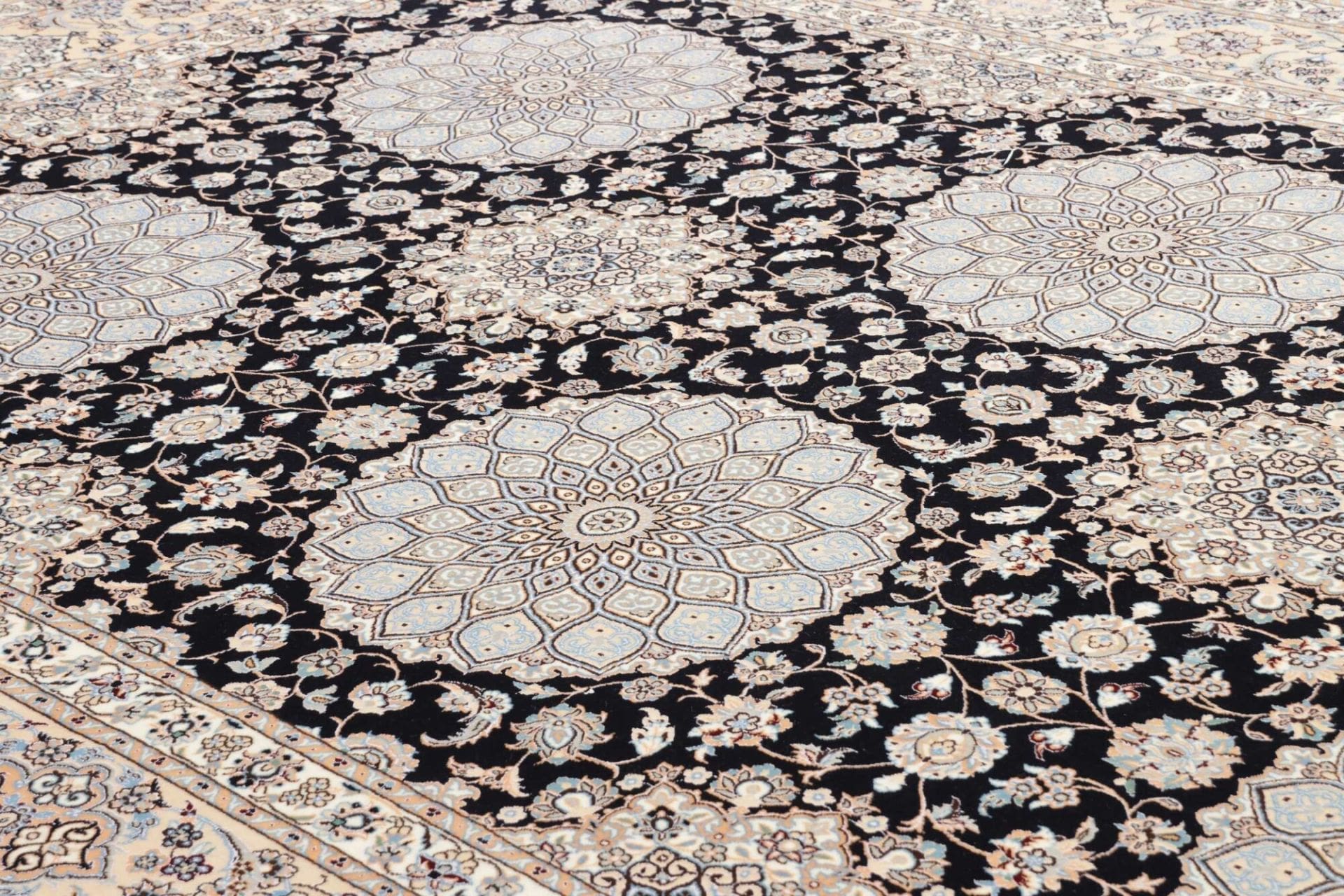 Nain Perserteppich aus Iran, 220 × 316 cm