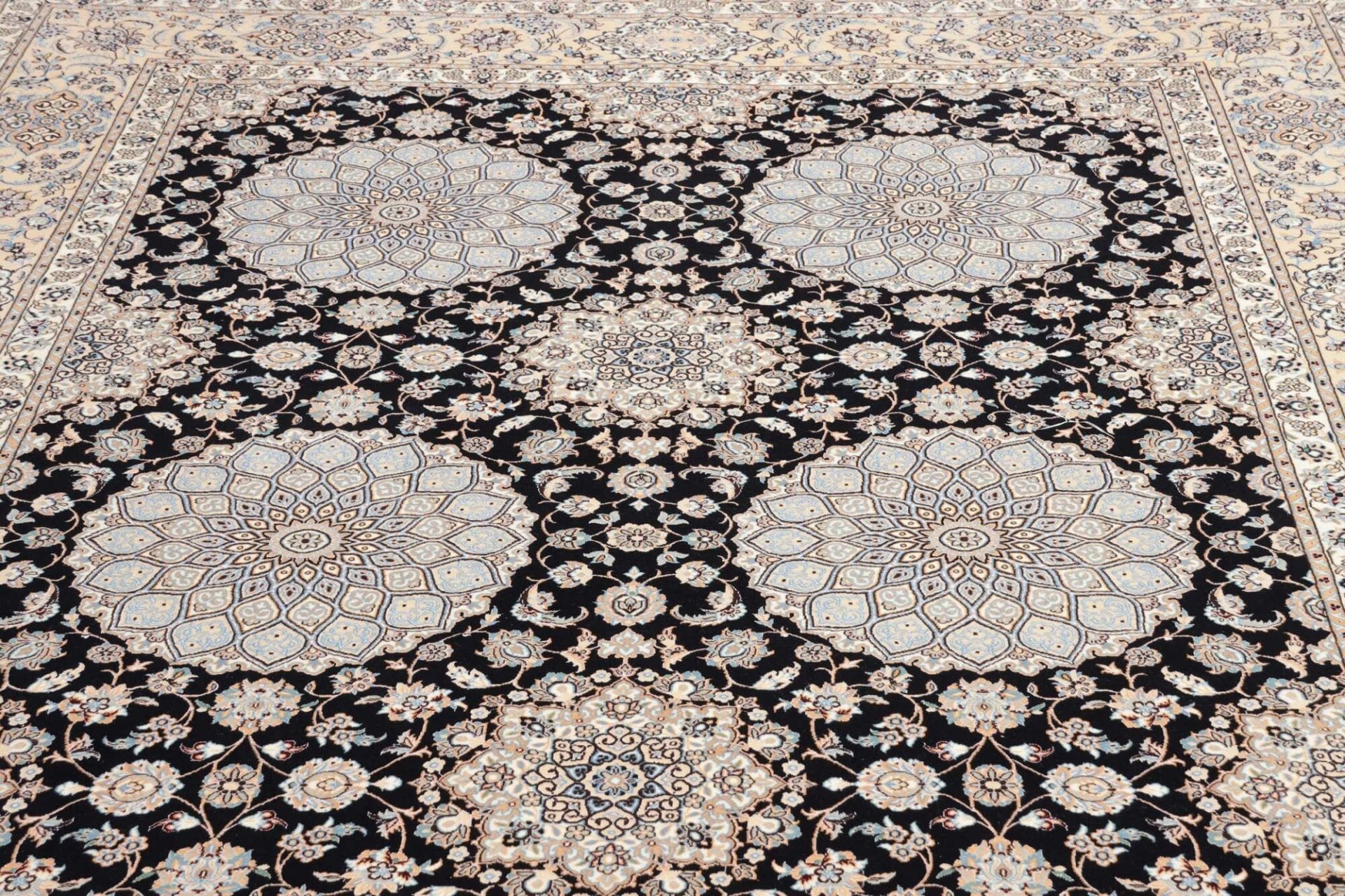 Nain Perserteppich aus Iran, 220 × 316 cm