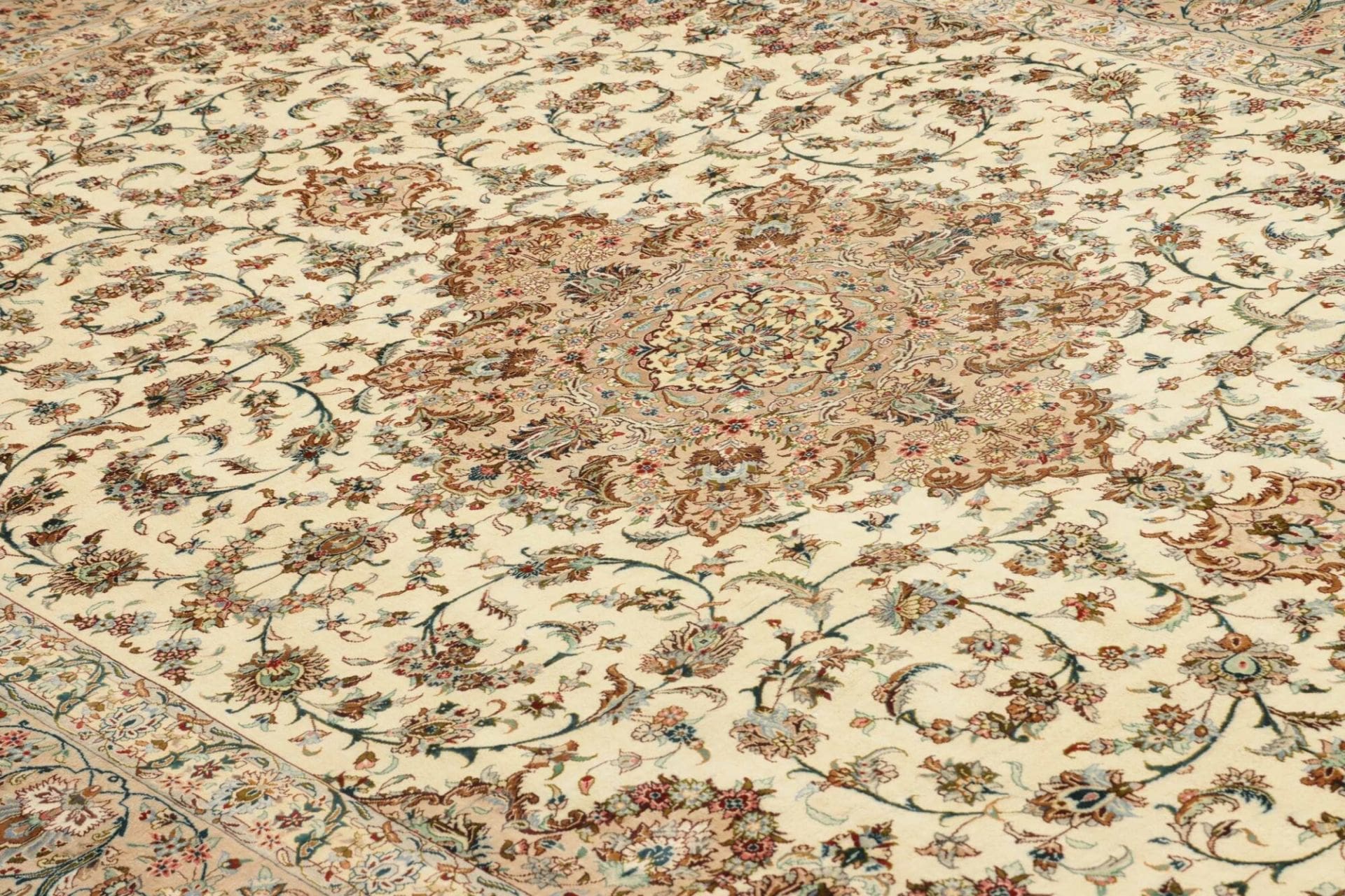Ghom Perserteppich 196 × 298 cm aus Seide, handgeknüpft