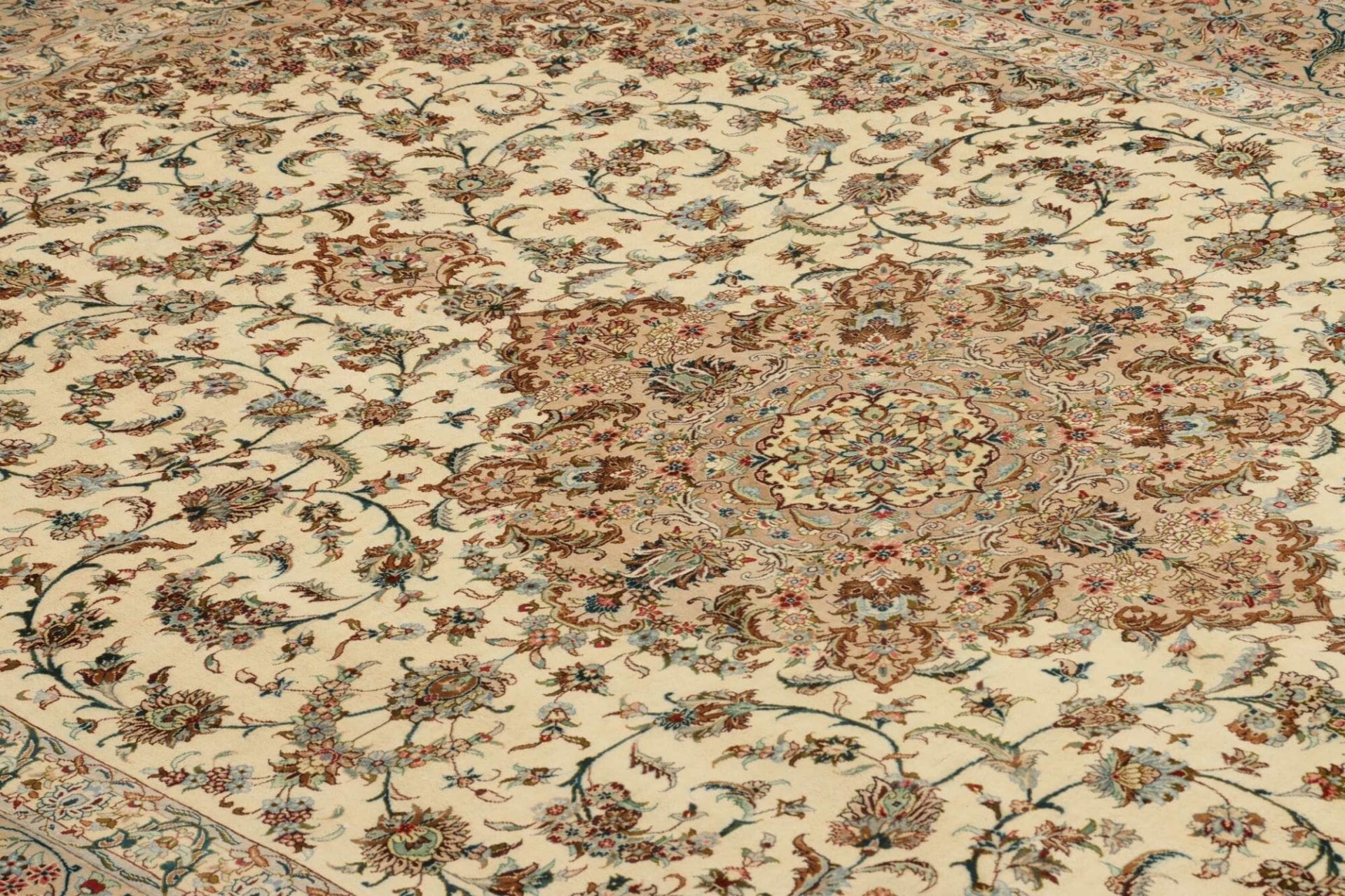Ghom Perserteppich 196 × 298 cm aus Seide, handgeknüpft