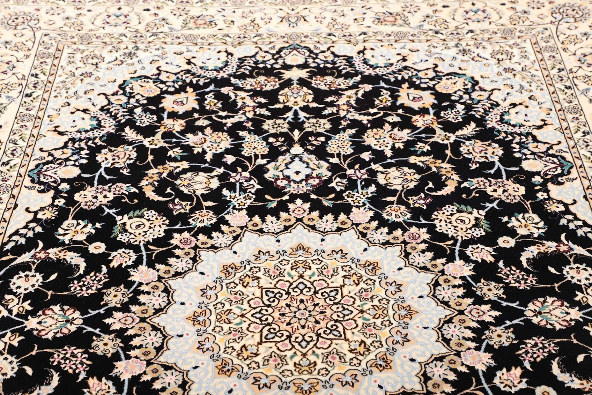 Handgeknüpfter Nain Perserteppich 165 × 246 cm