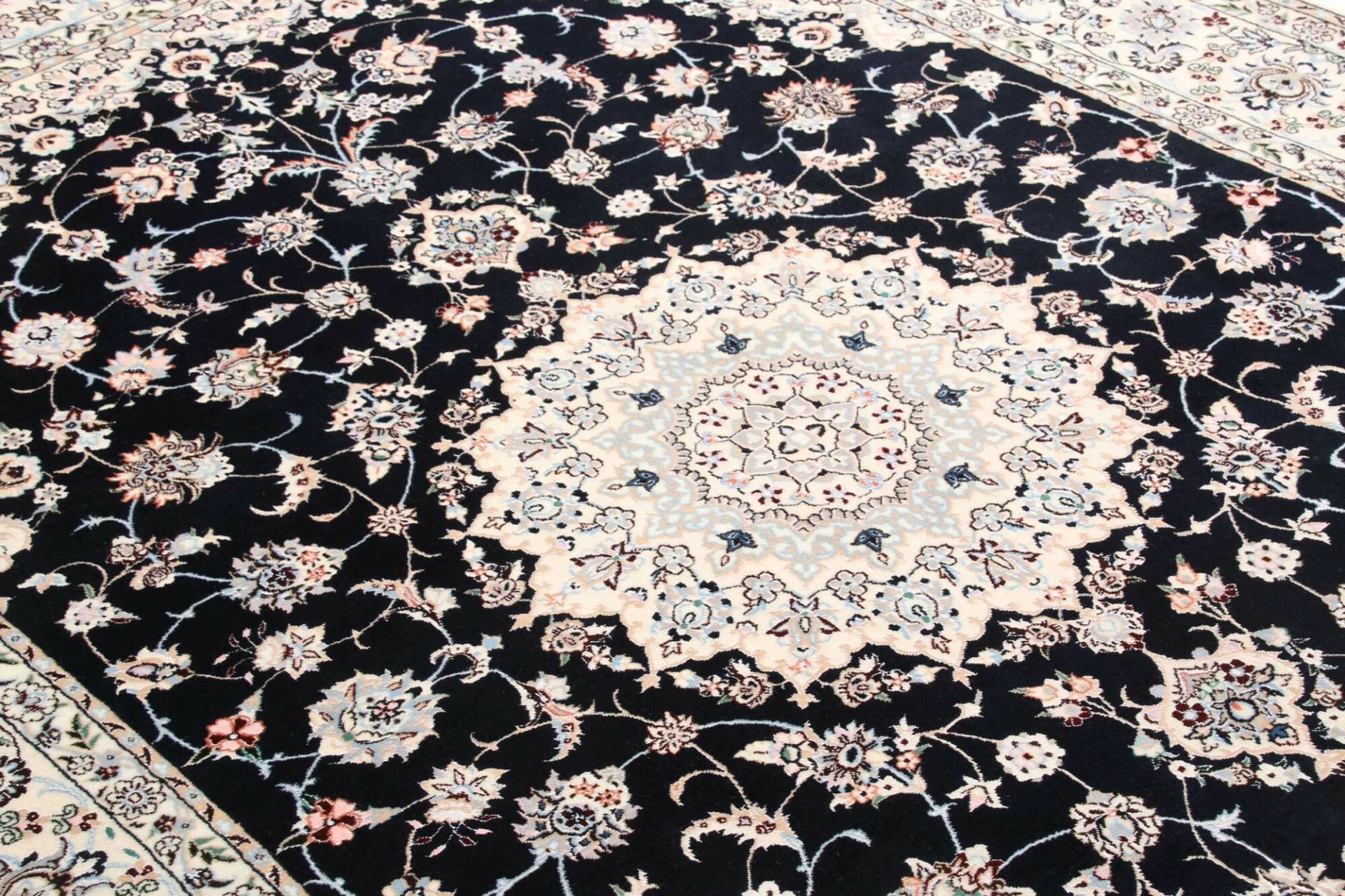 Nain Perserteppich aus Iran, 160 × 237 cm