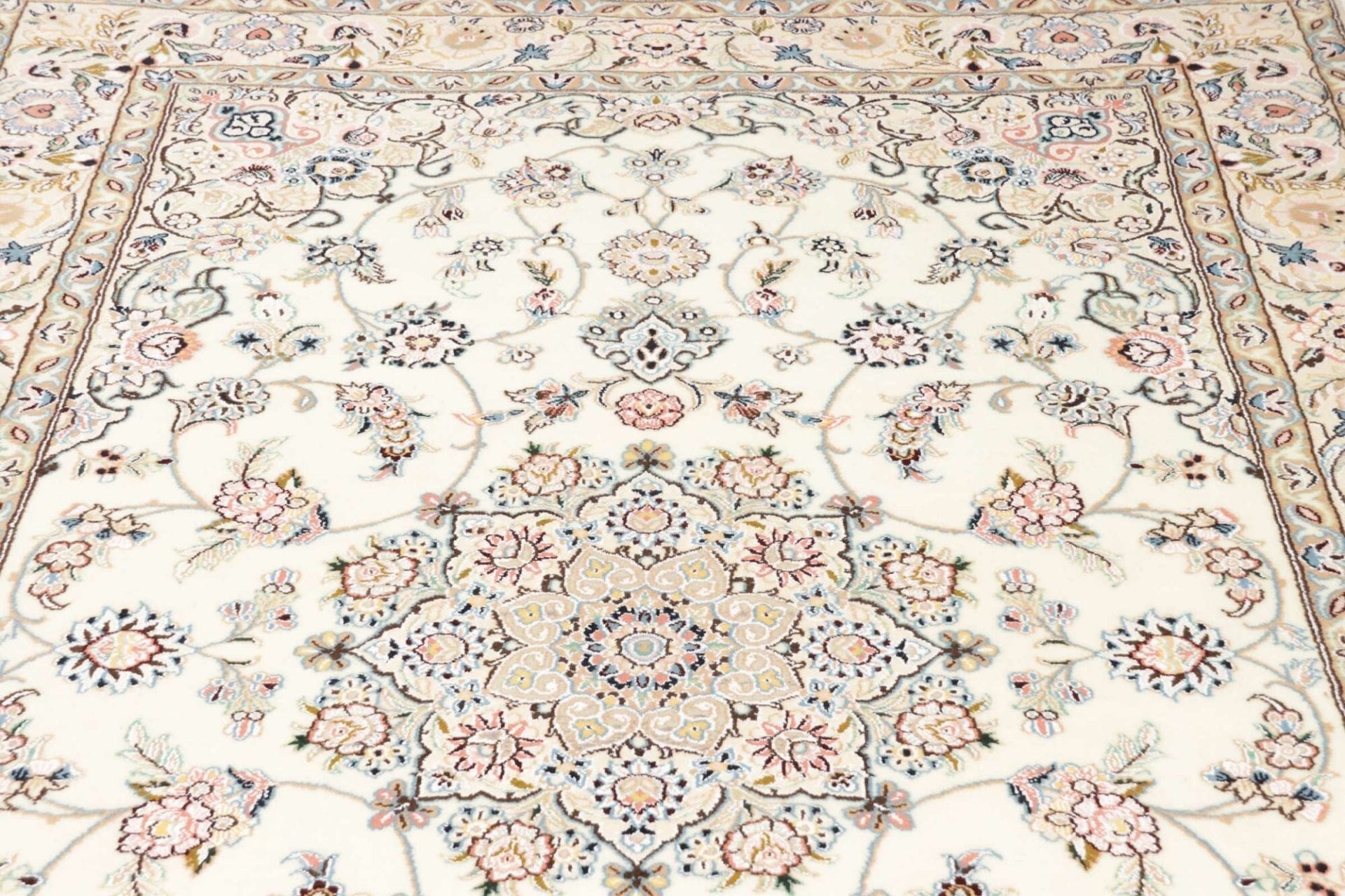 Handgeknüpfter Nain Perserteppich 168 × 255 cm