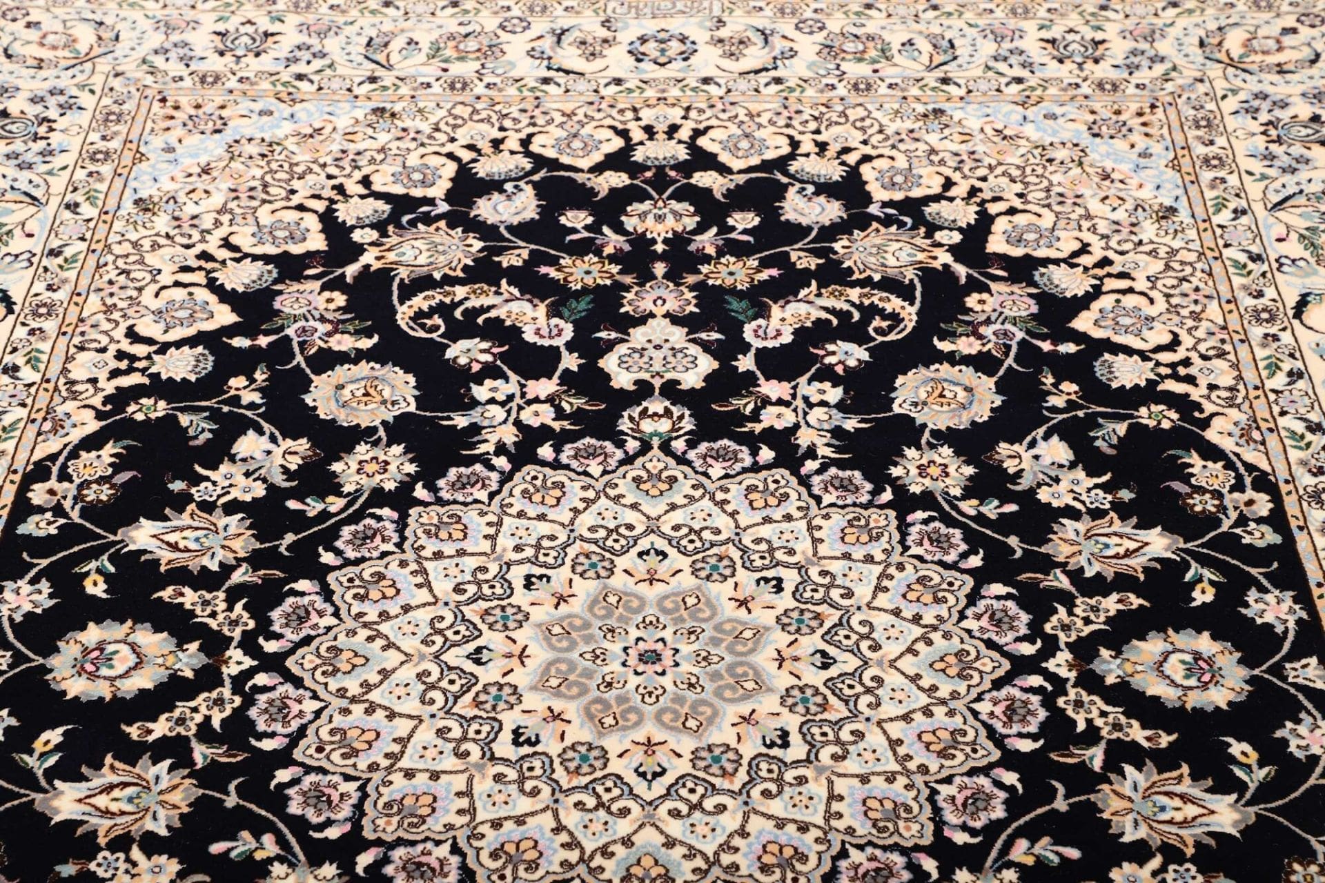 Nain Perserteppich aus Iran, 161 × 231 cm