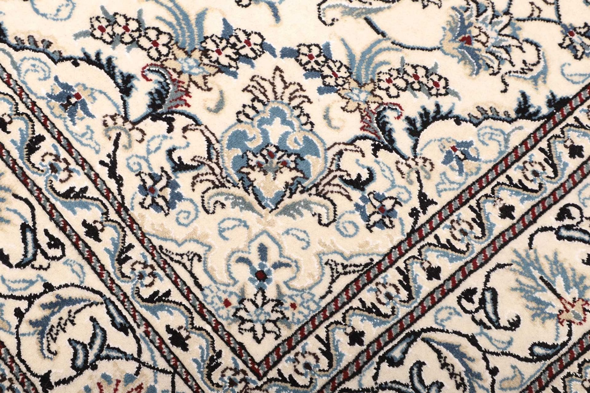 Nain Perserteppich aus Iran, 166 × 247 cm