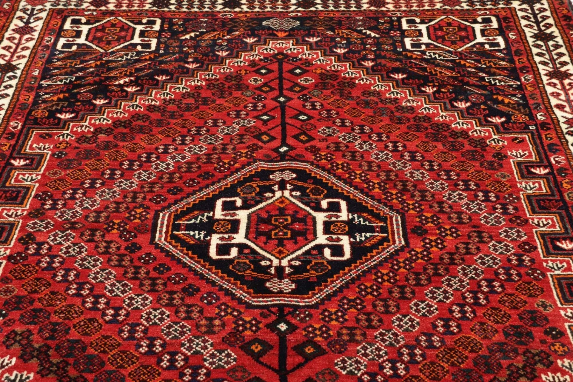 Handgeknüpfter Qashqai Perserteppich 173 × 254 cm