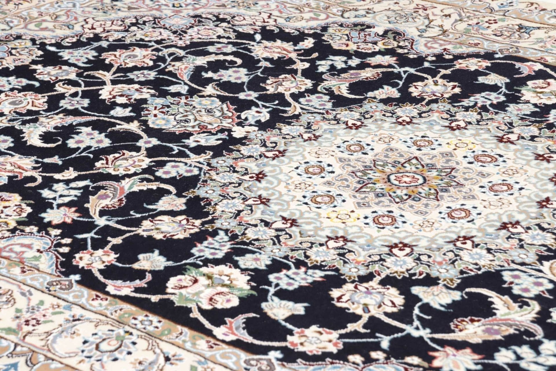 Handgeknüpfter Nain Perserteppich 149 × 246 cm