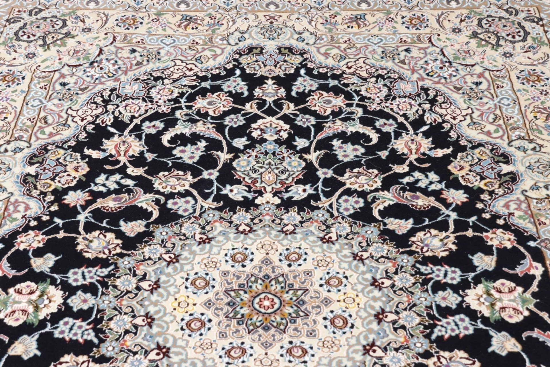Handgeknüpfter Nain Perserteppich 149 × 246 cm