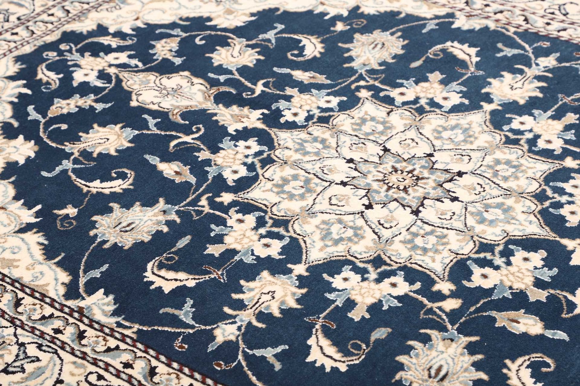 Nain Perserteppich 168 × 234 cm aus Wolle, handgeknüpft