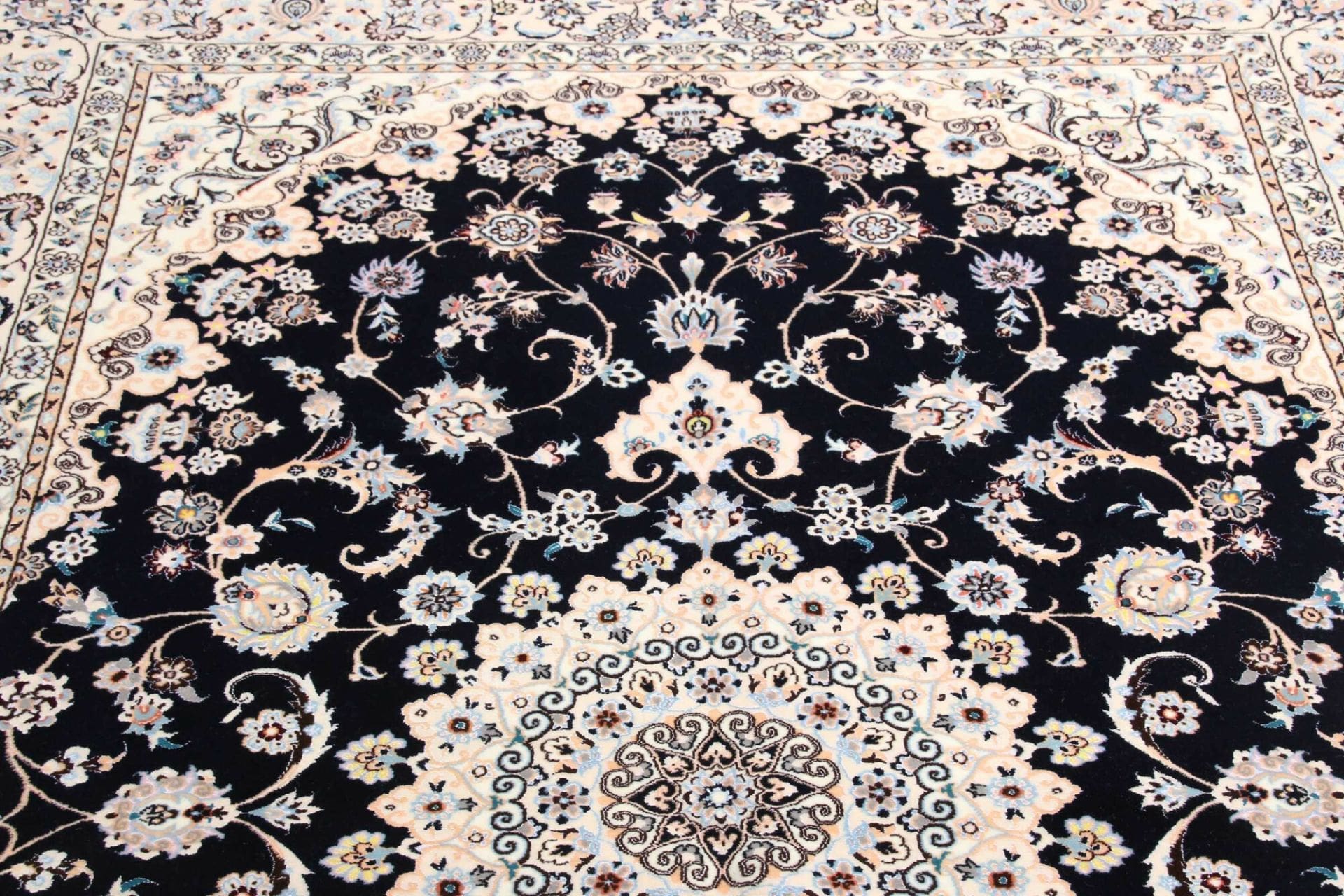 Nain Perserteppich 161 × 245 cm aus Wolle, handgeknüpft