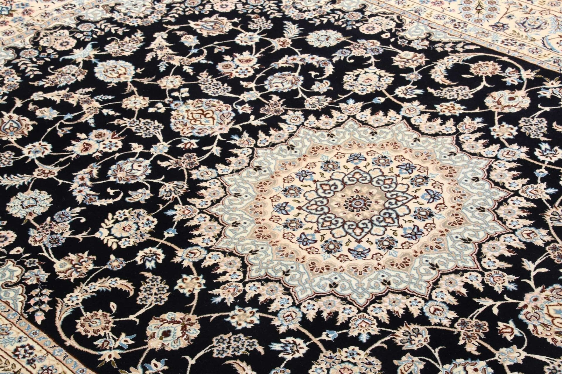 Nain Perserteppich aus Iran, 173 × 250 cm