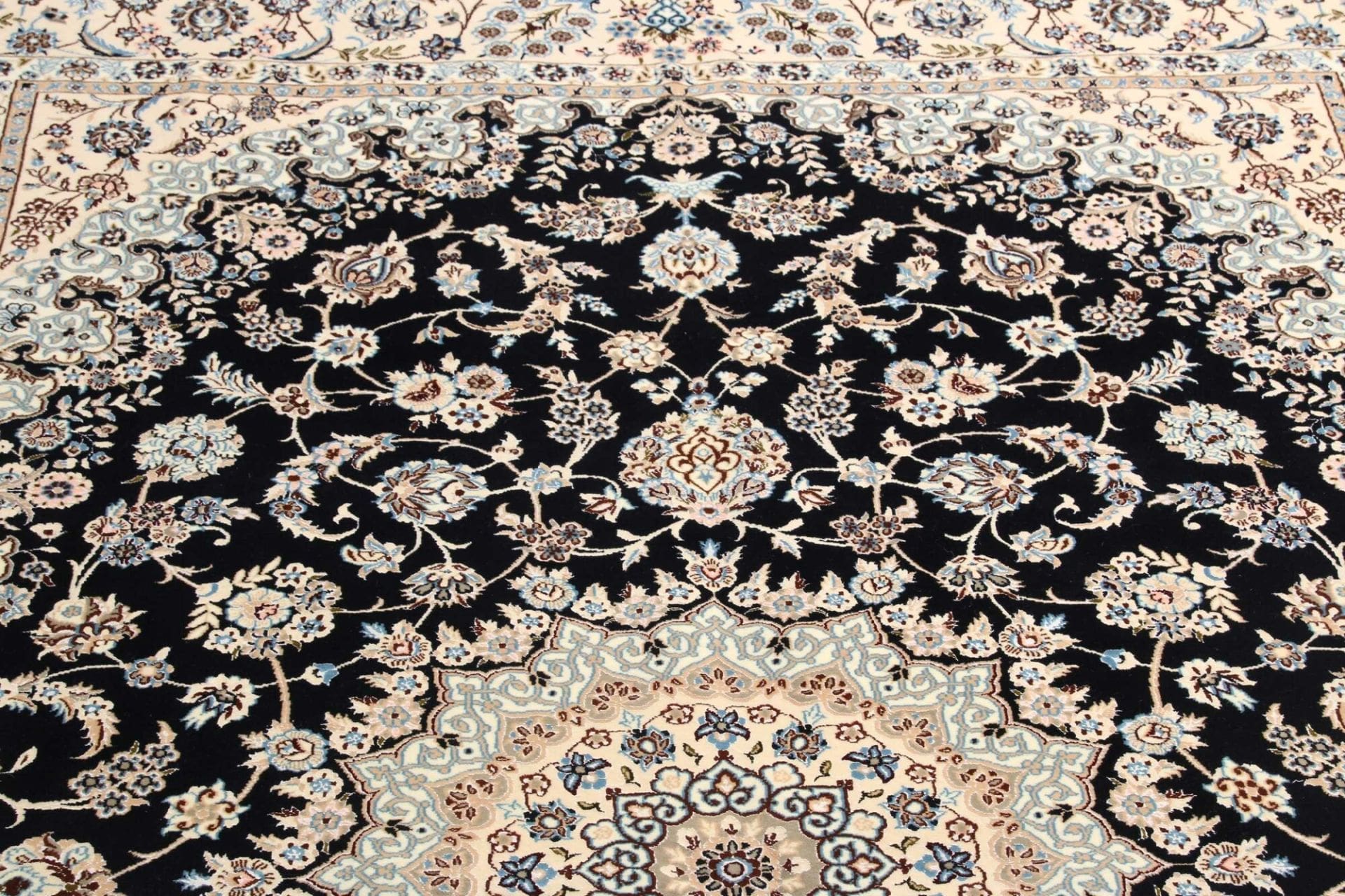 Nain Perserteppich aus Iran, 173 × 250 cm