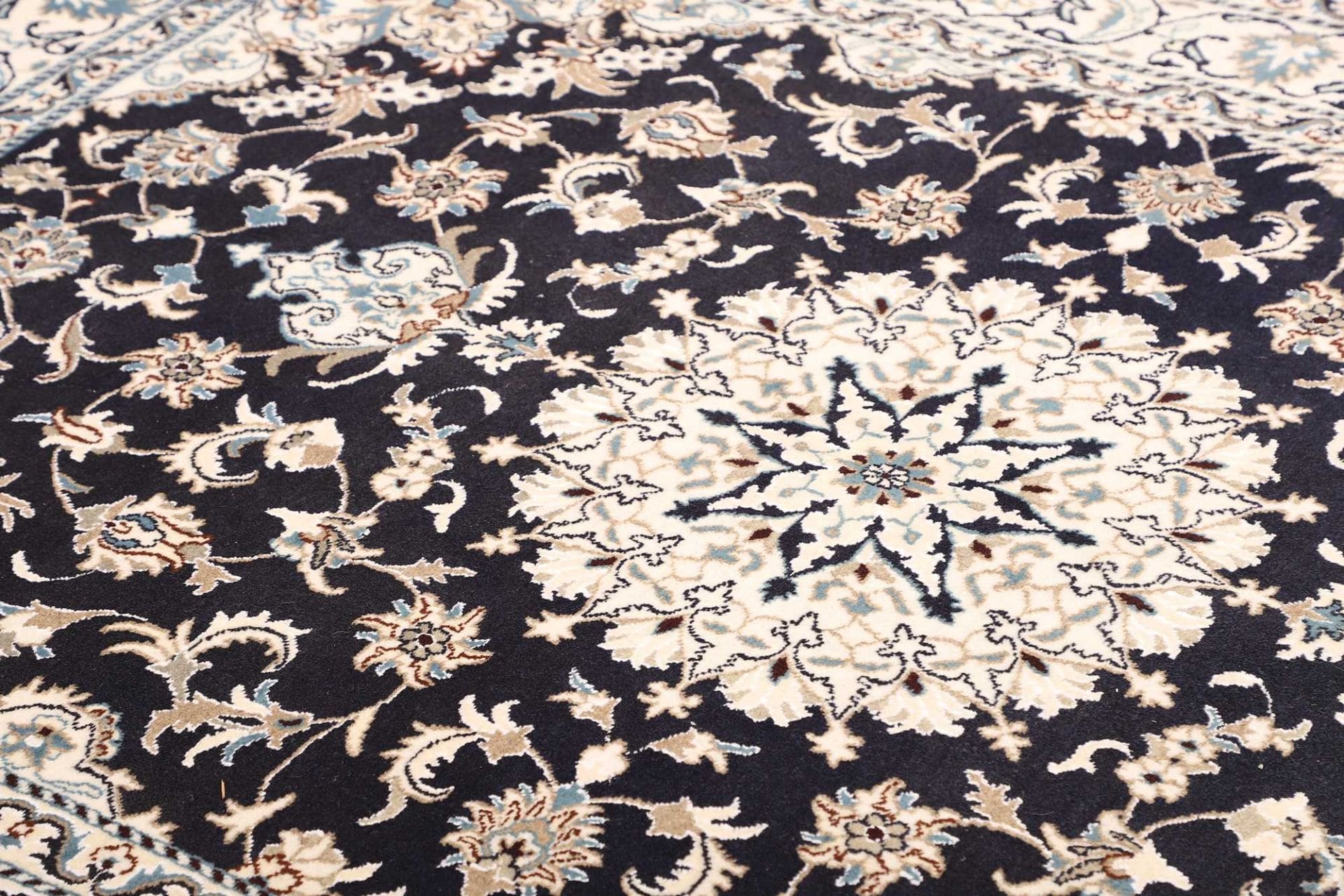 Handgeknüpfter Nain Perserteppich 175 × 234 cm