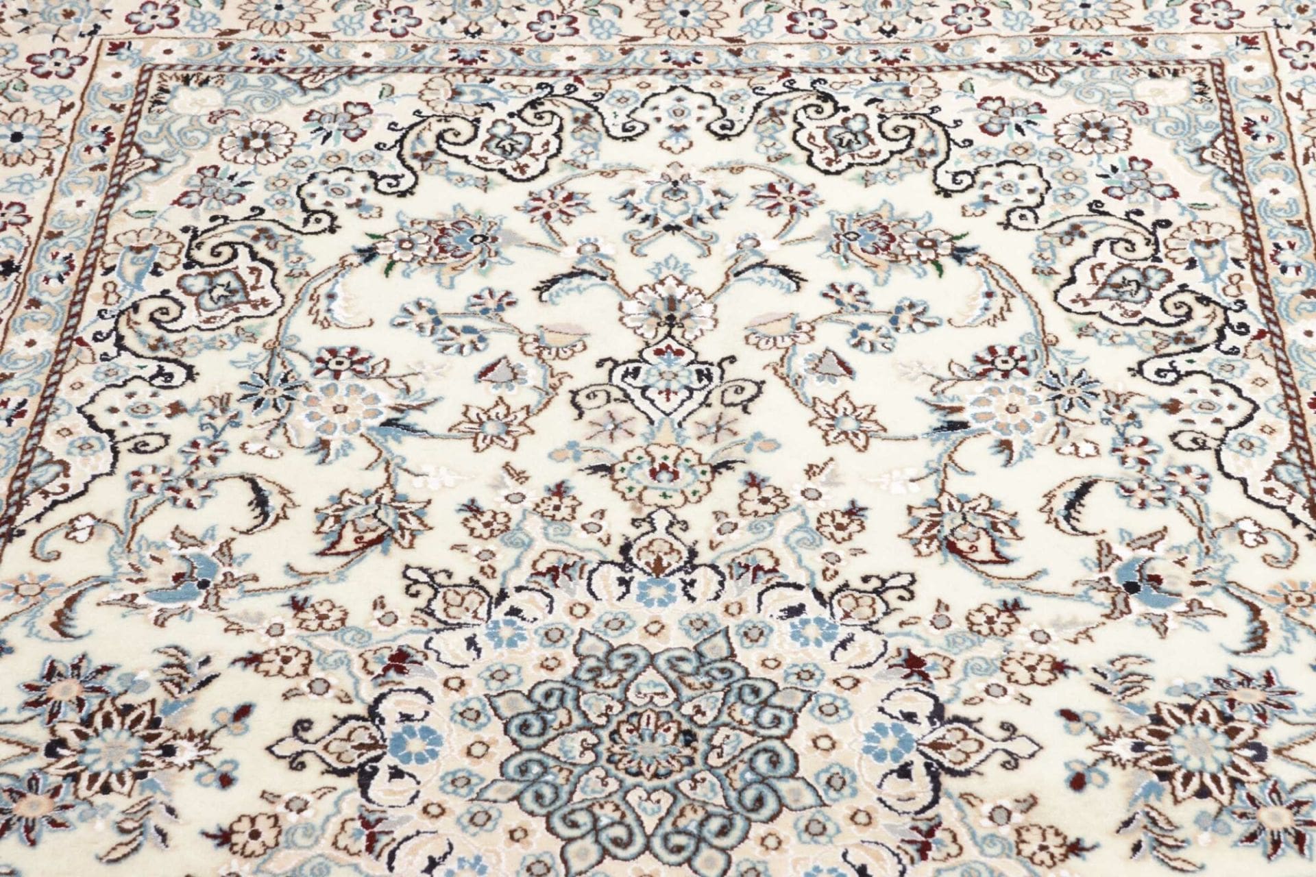 Nain Perserteppich aus Iran, 143 × 225 cm