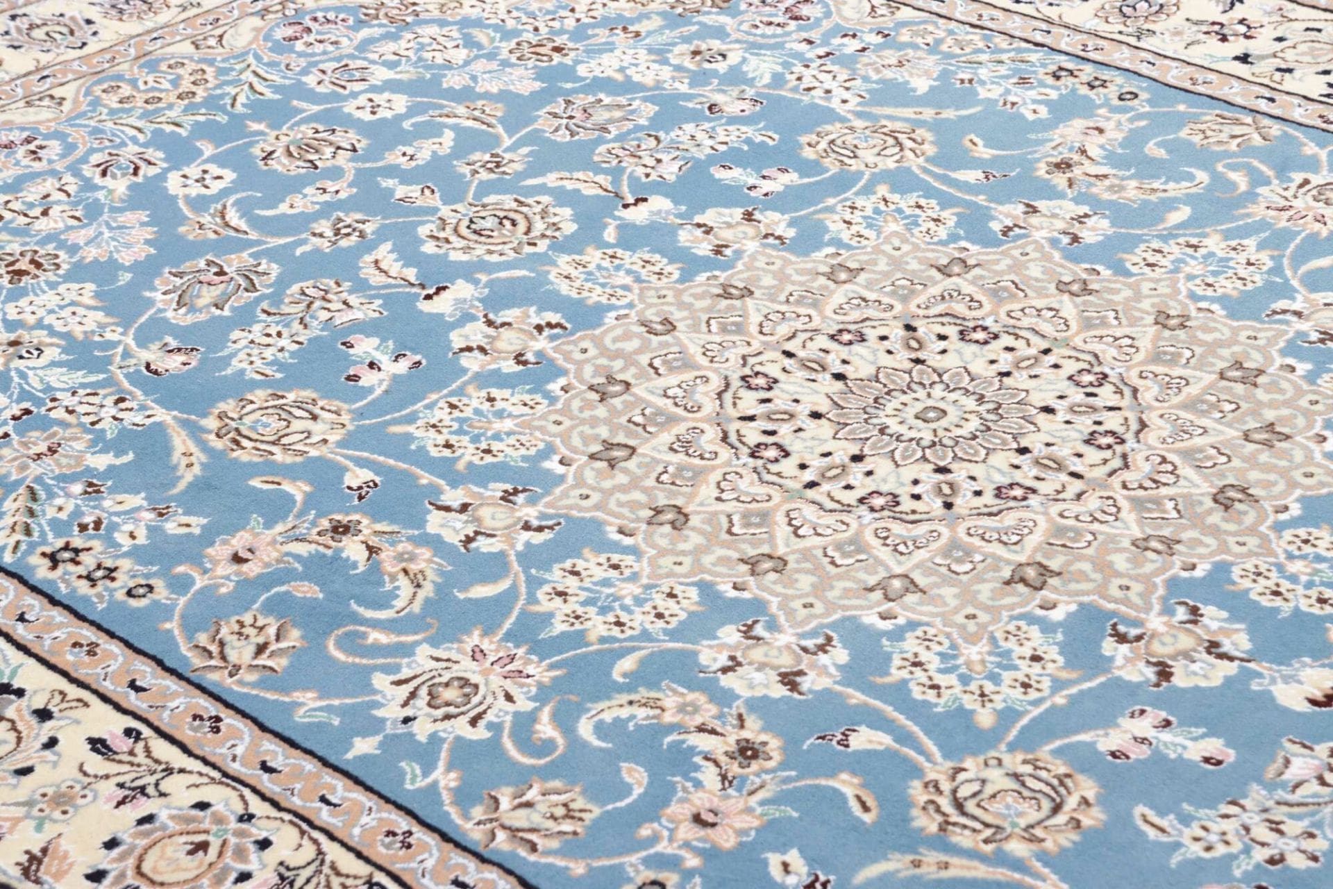 Nain Perserteppich aus Iran, 156 × 233 cm