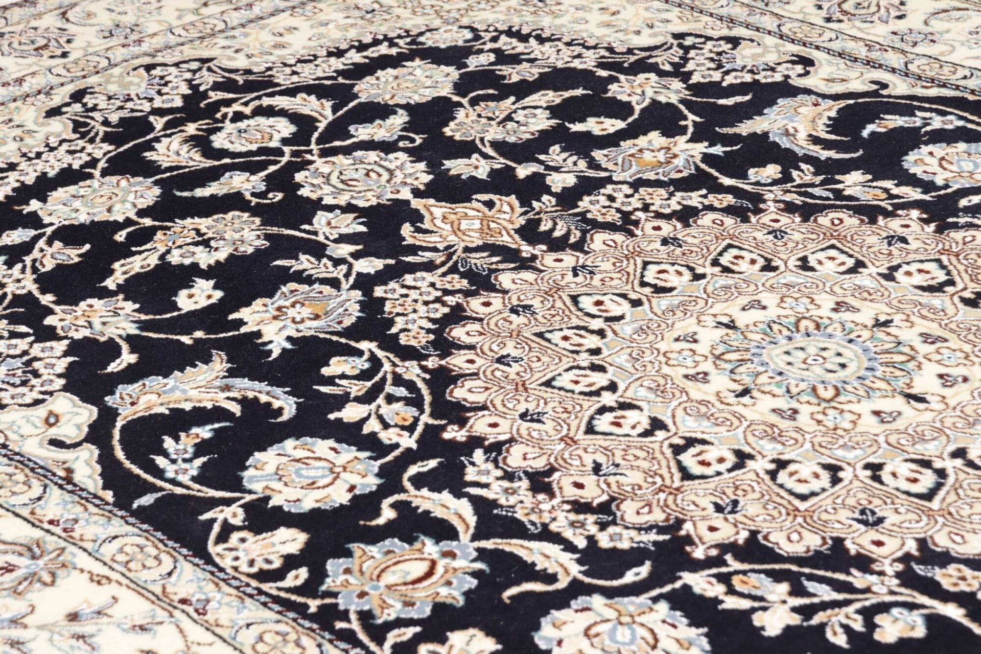 Handgeknüpfter Nain Perserteppich 156 × 248 cm