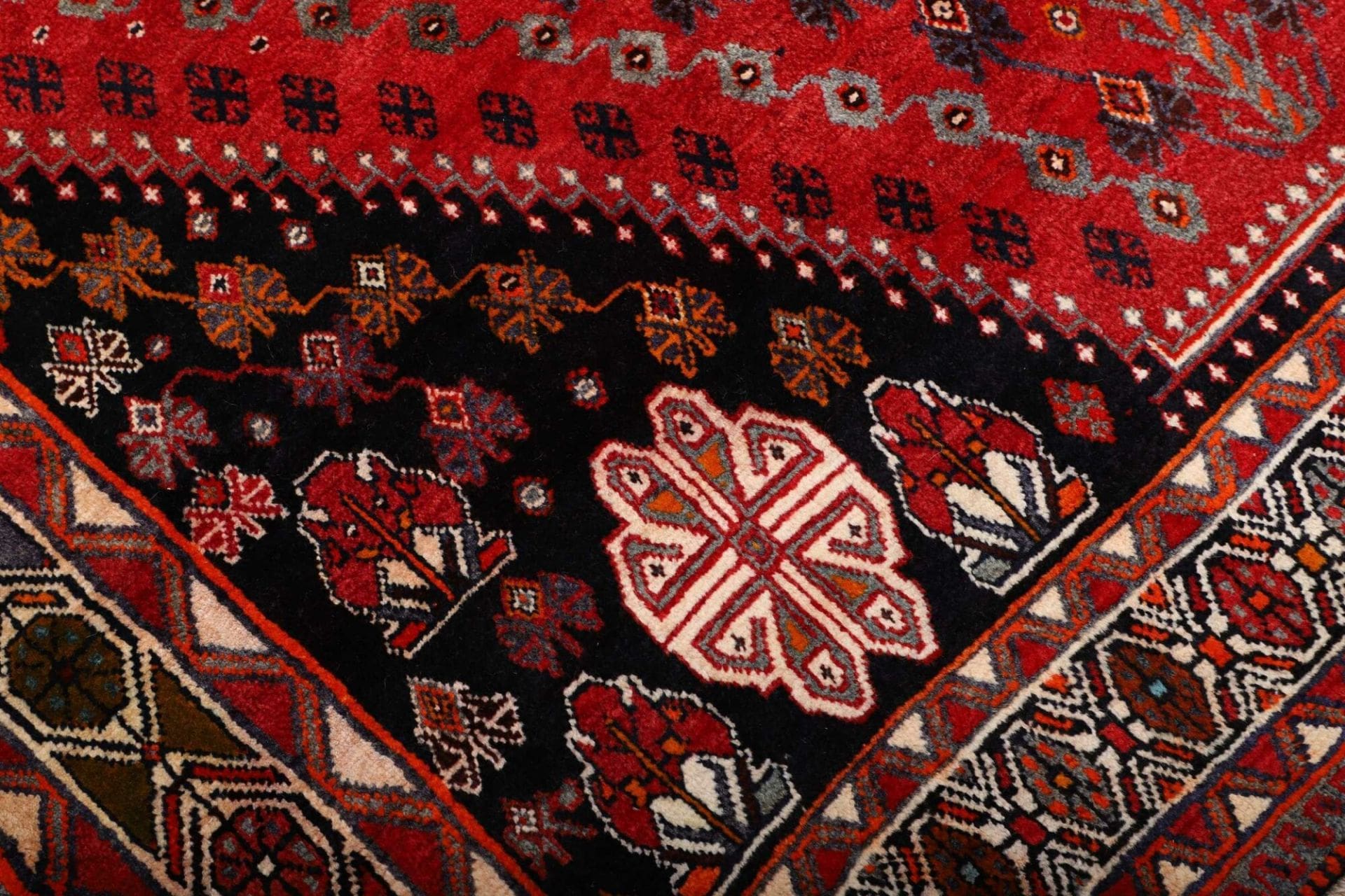 Shiraz Perserteppich aus Iran, 165 × 250 cm