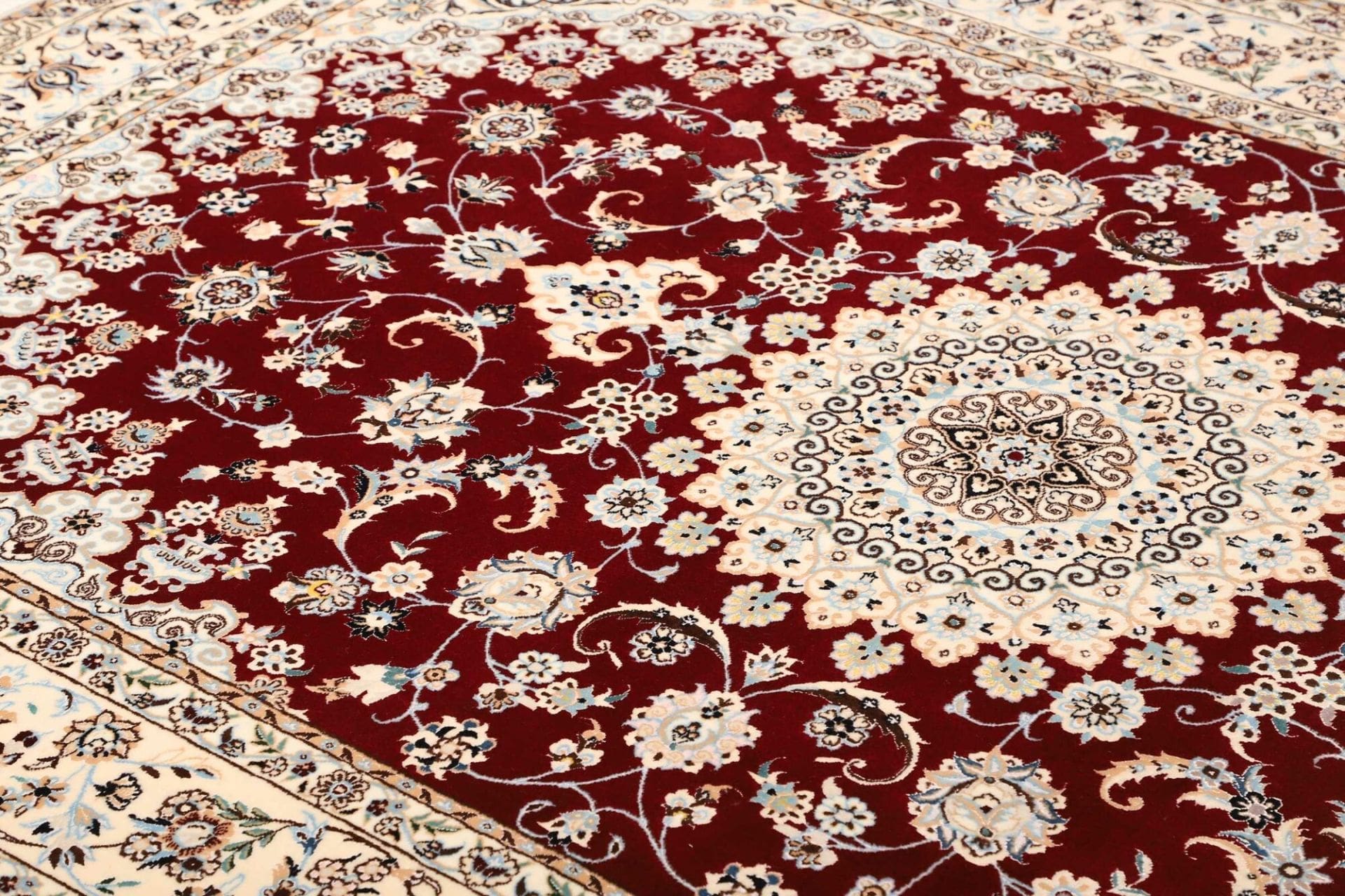Handgeknüpfter Nain Perserteppich 166 × 245 cm