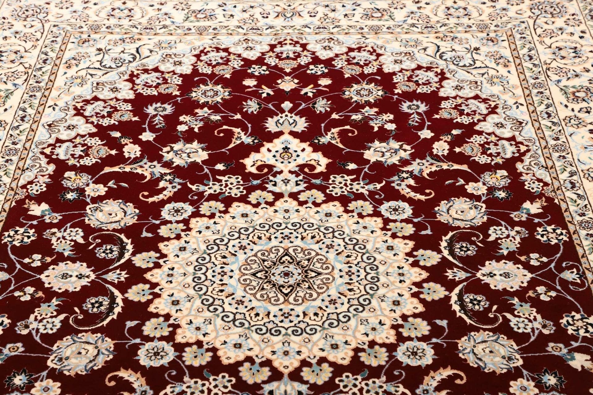 Handgeknüpfter Nain Perserteppich 166 × 245 cm