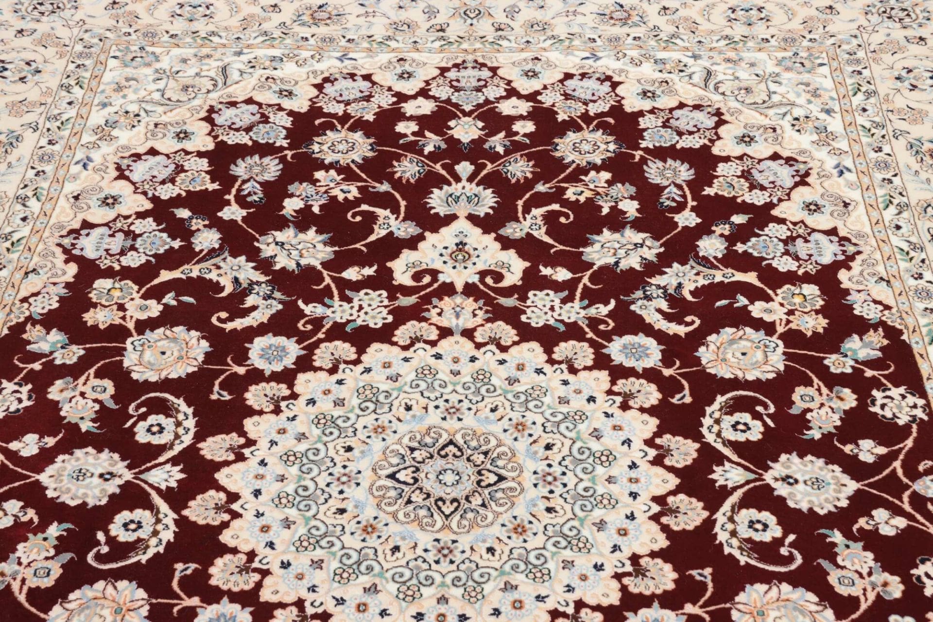 Handgeknüpfter Nain Perserteppich 163 × 240 cm