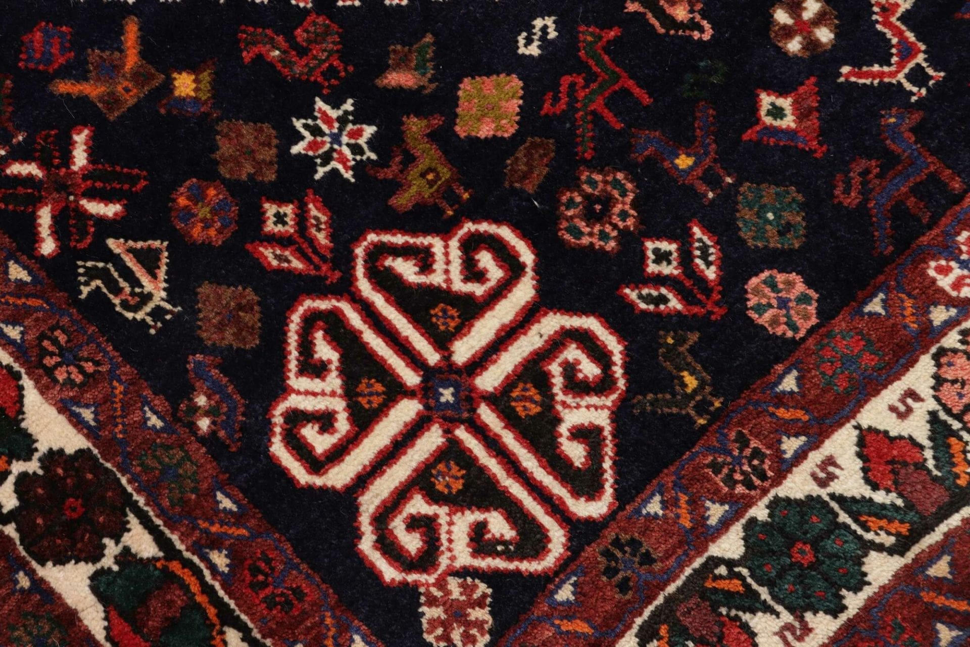 Handgeknüpfter Qashqai Perserteppich 165 × 218 cm
