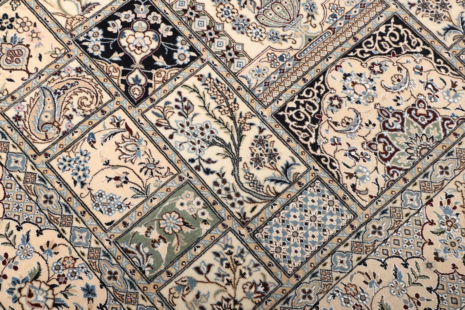 Nain Perserteppich aus Iran, 166 × 257 cm