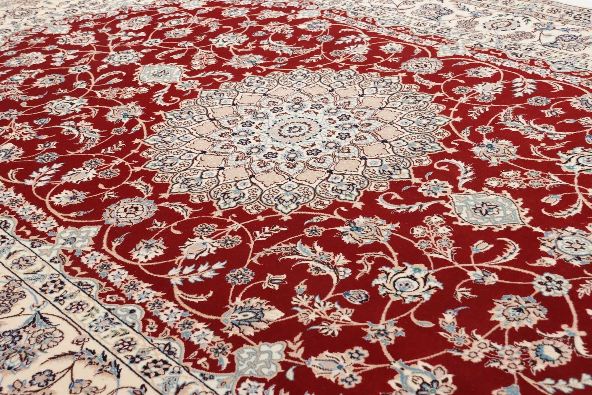 Handgeknüpfter Nain Perserteppich 155 × 241 cm