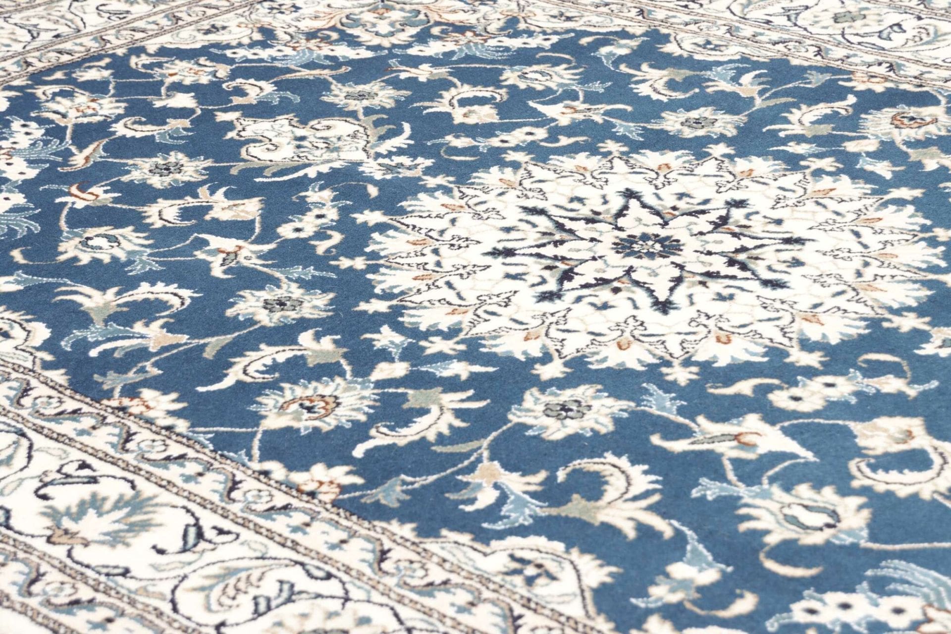 Nain Perserteppich 166 × 245 cm aus Wolle, handgeknüpft