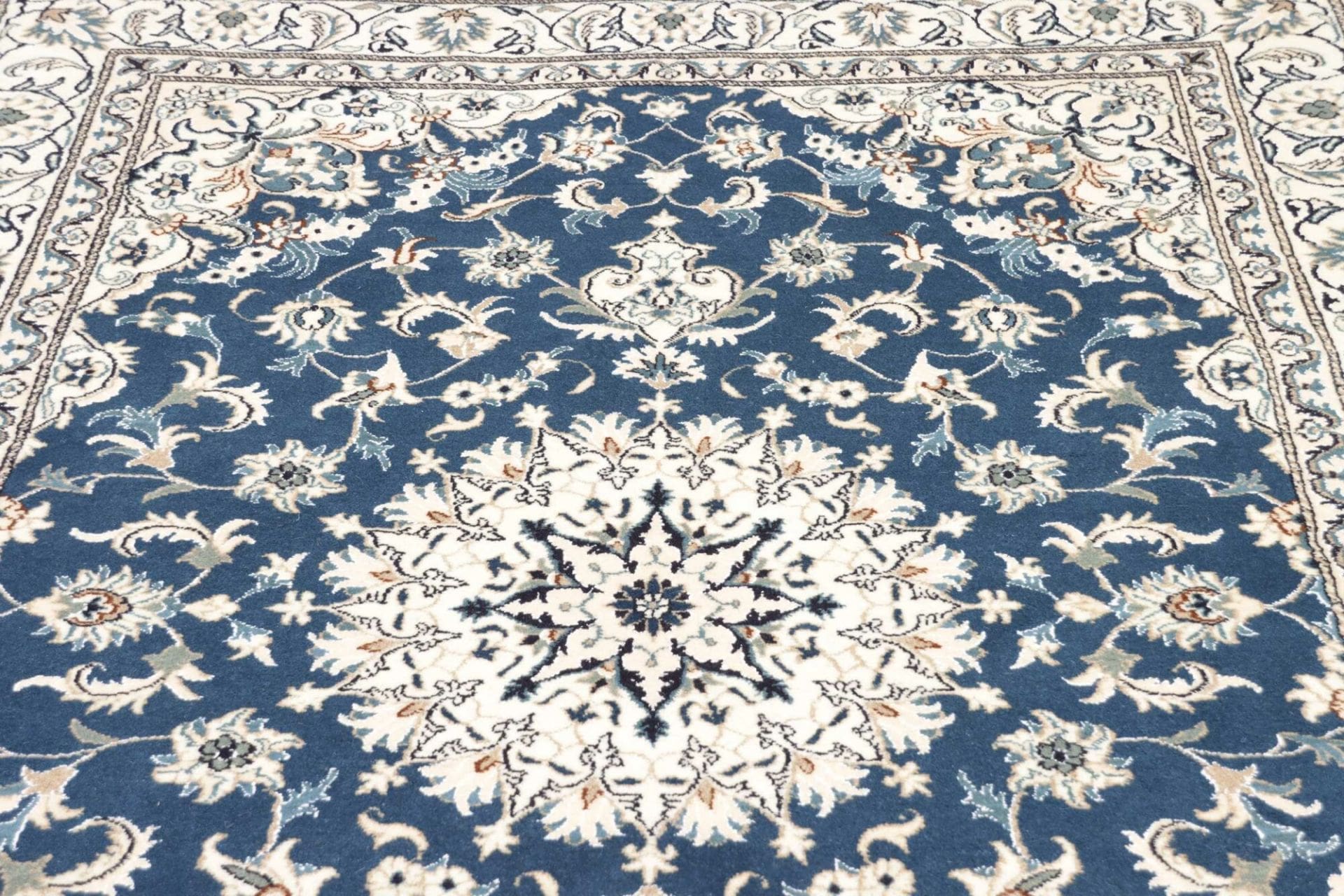 Nain Perserteppich 166 × 245 cm aus Wolle, handgeknüpft