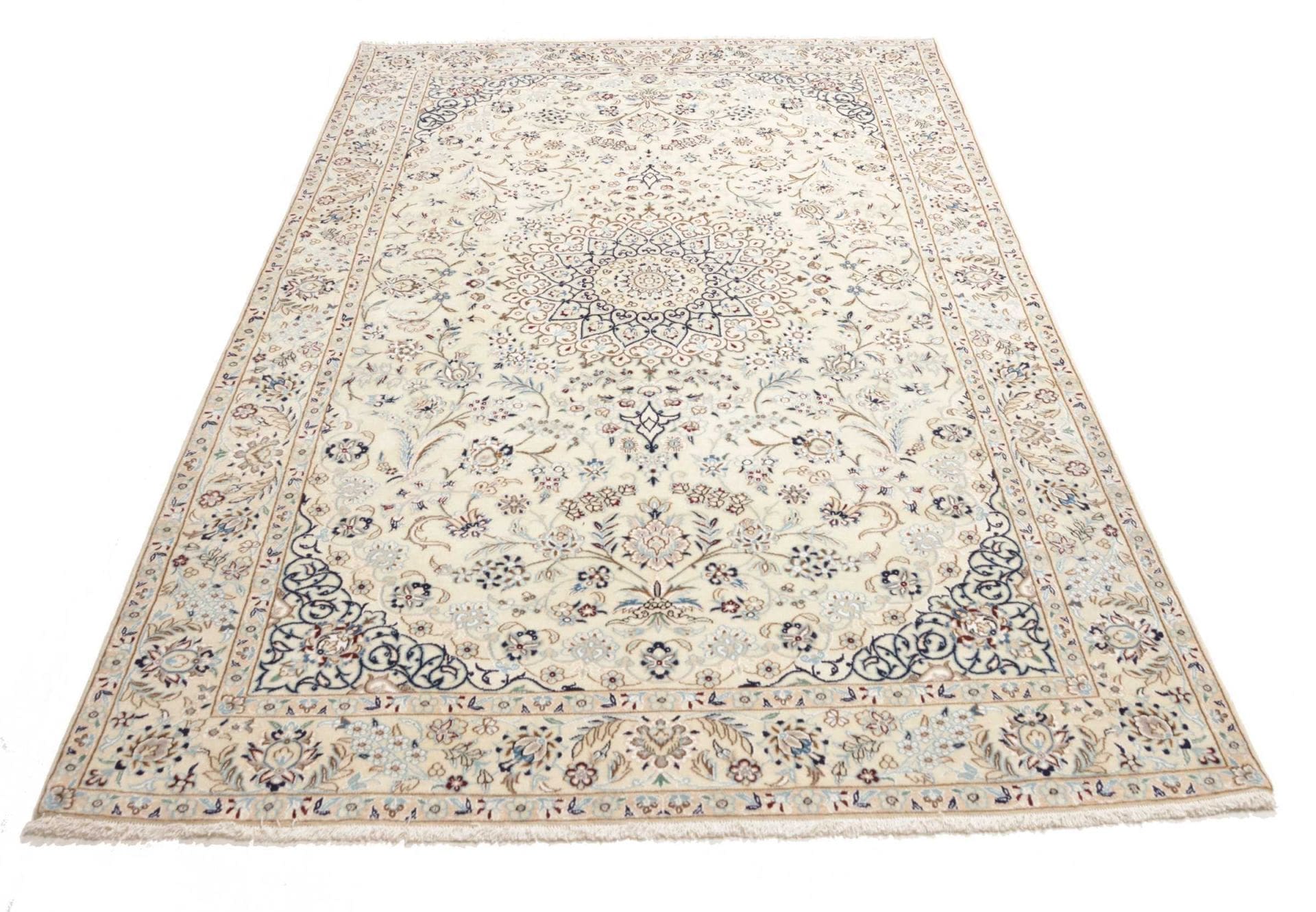 Handgeknüpfter Nain Perserteppich 157 × 242 cm