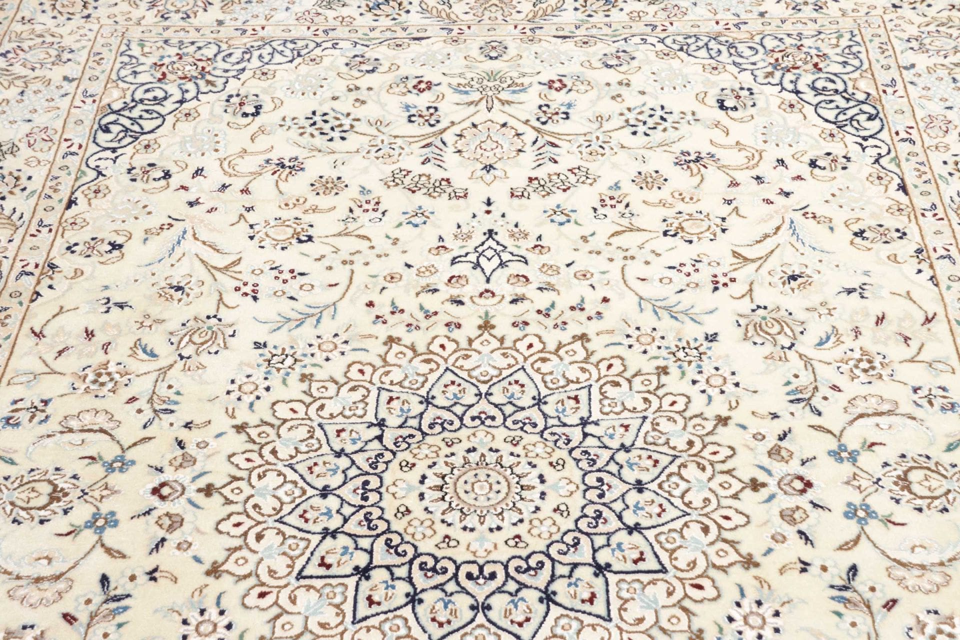 Handgeknüpfter Nain Perserteppich 157 × 242 cm
