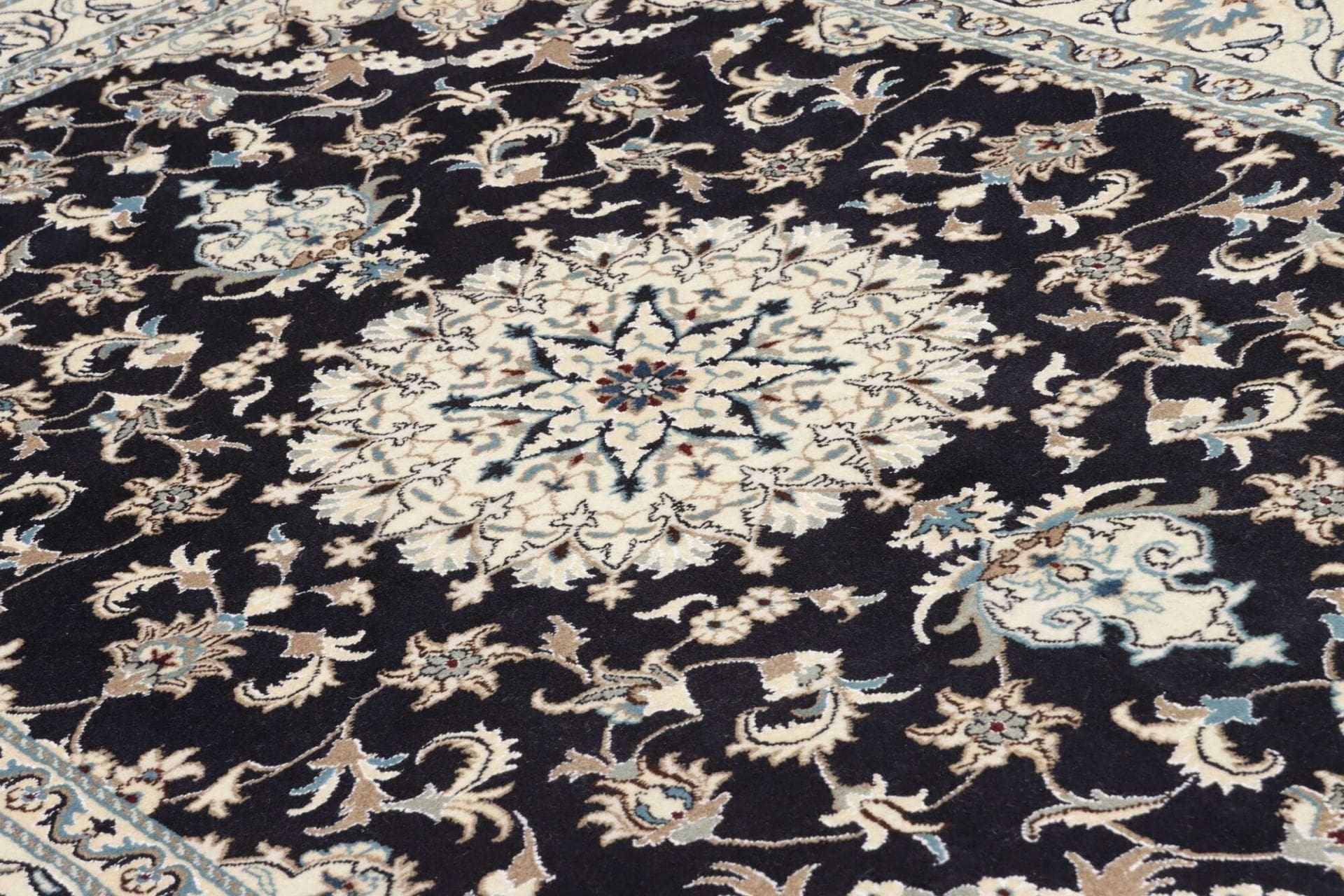 exklusiver-nain-teppich-168-x-245cm-schurwolle-handgeknupft-7 Nain Perserteppich 168 × 245 cm aus Wolle, handgeknüpft