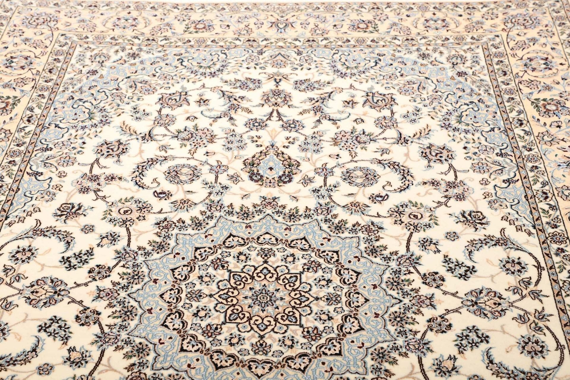 Nain Perserteppich aus Iran, 163 × 246 cm