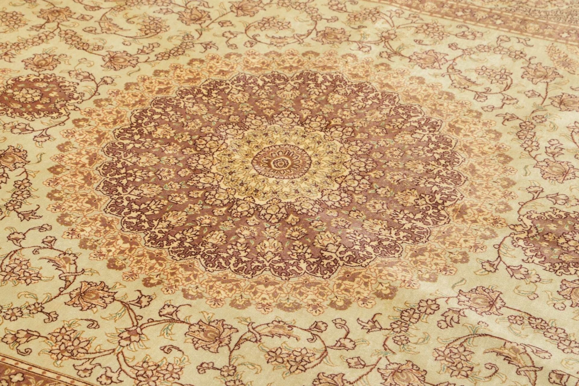 Handgeknüpfter Ghom Perserteppich, 163 × 243 cm, Seide