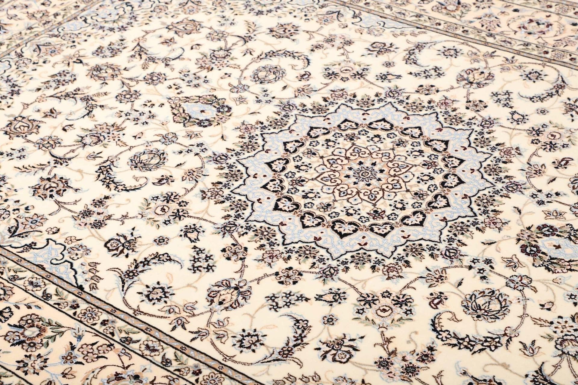 Nain Perserteppich 163 × 231 cm aus Wolle, handgeknüpft