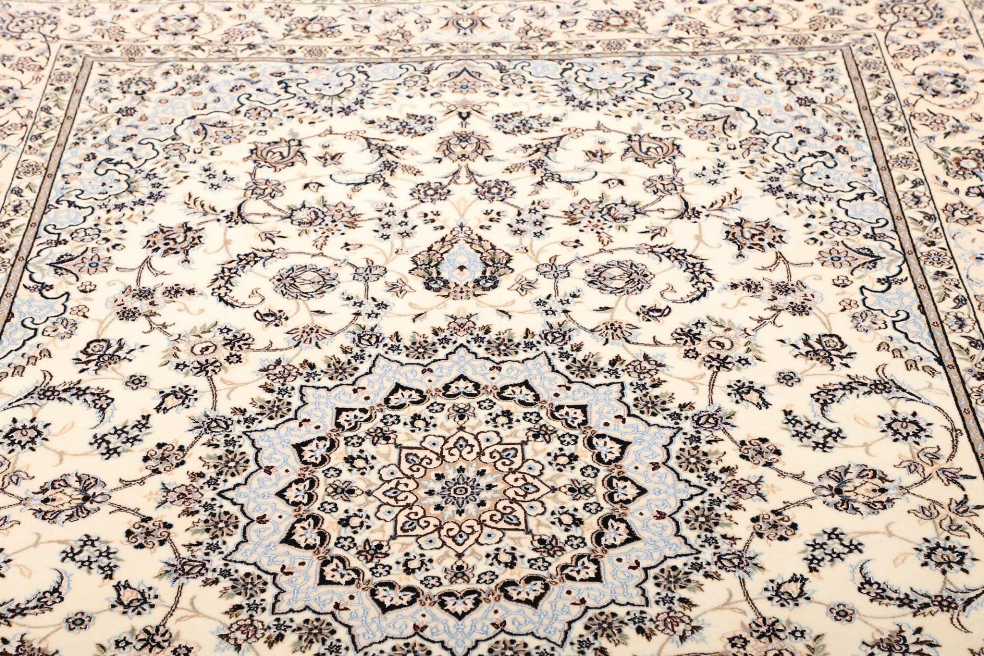 Nain Perserteppich 163 × 231 cm aus Wolle, handgeknüpft
