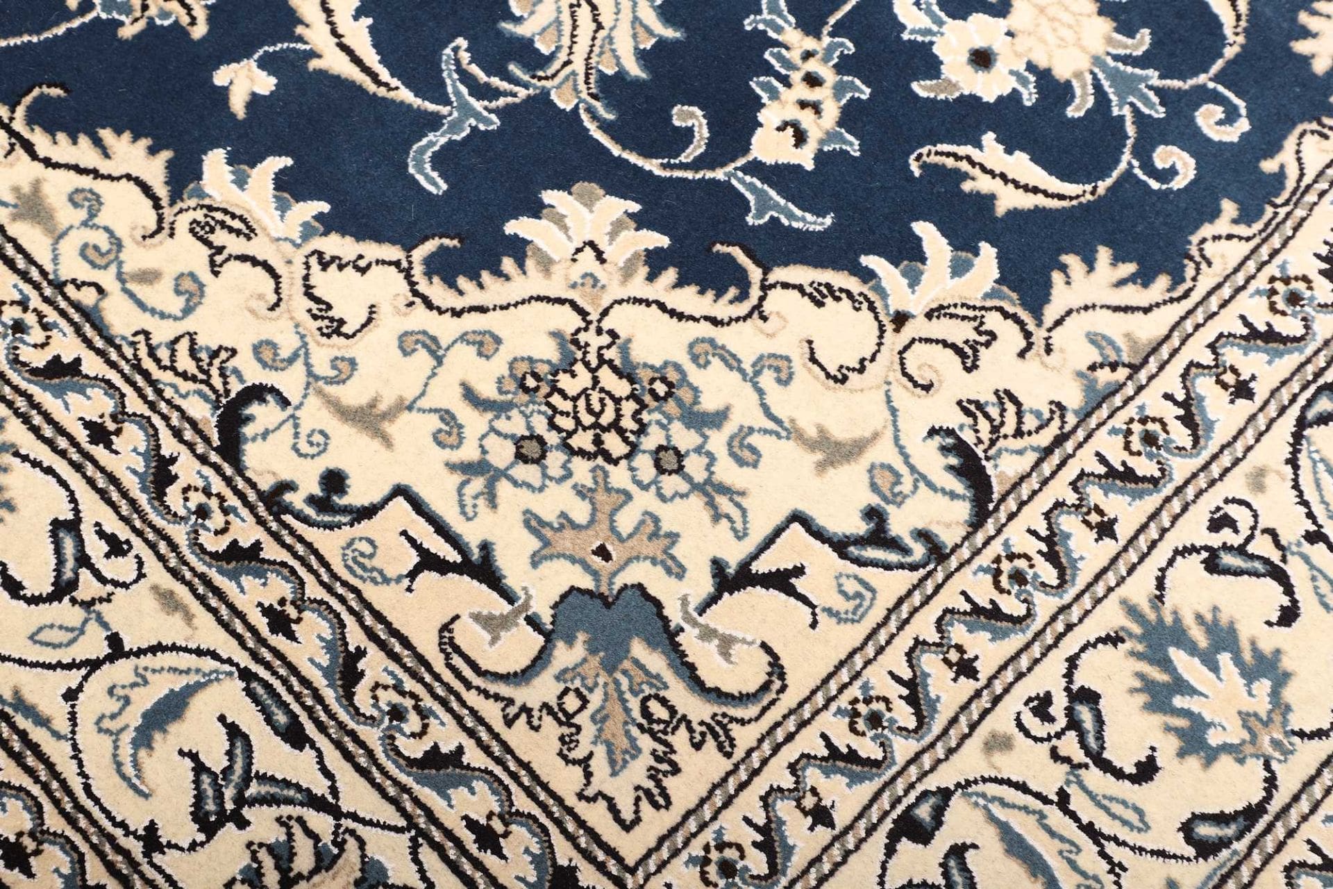 Nain Perserteppich aus Iran, 171 × 240 cm