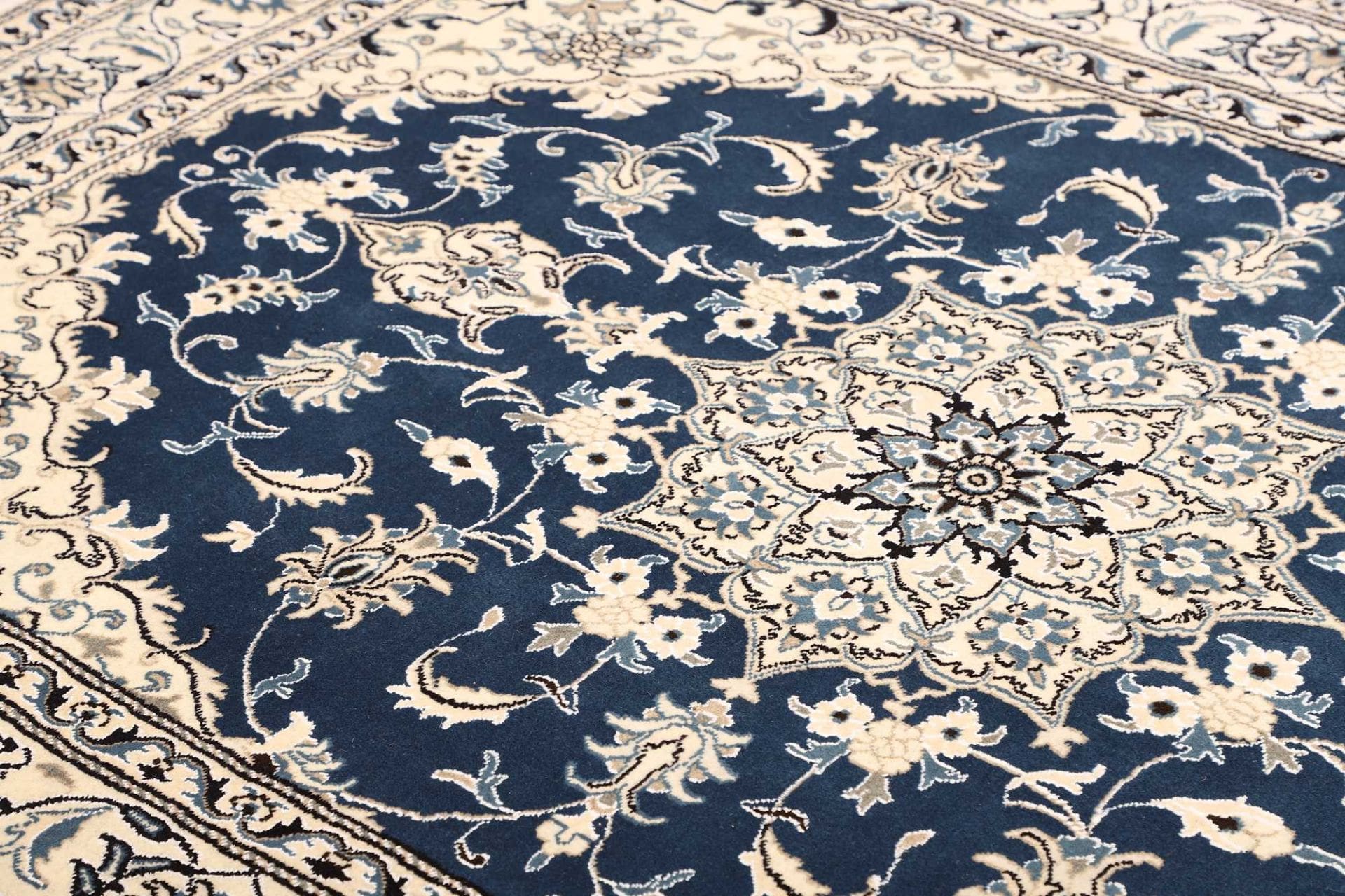 Nain Perserteppich aus Iran, 171 × 240 cm