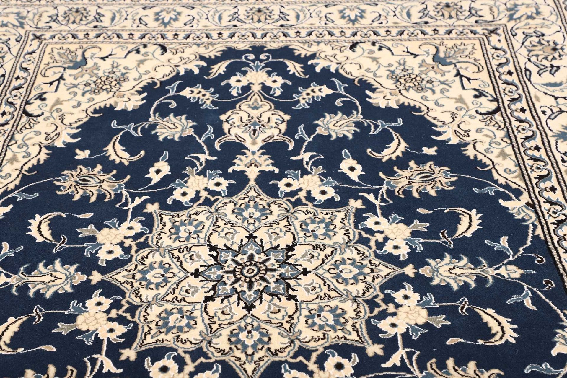 Nain Perserteppich aus Iran, 171 × 240 cm
