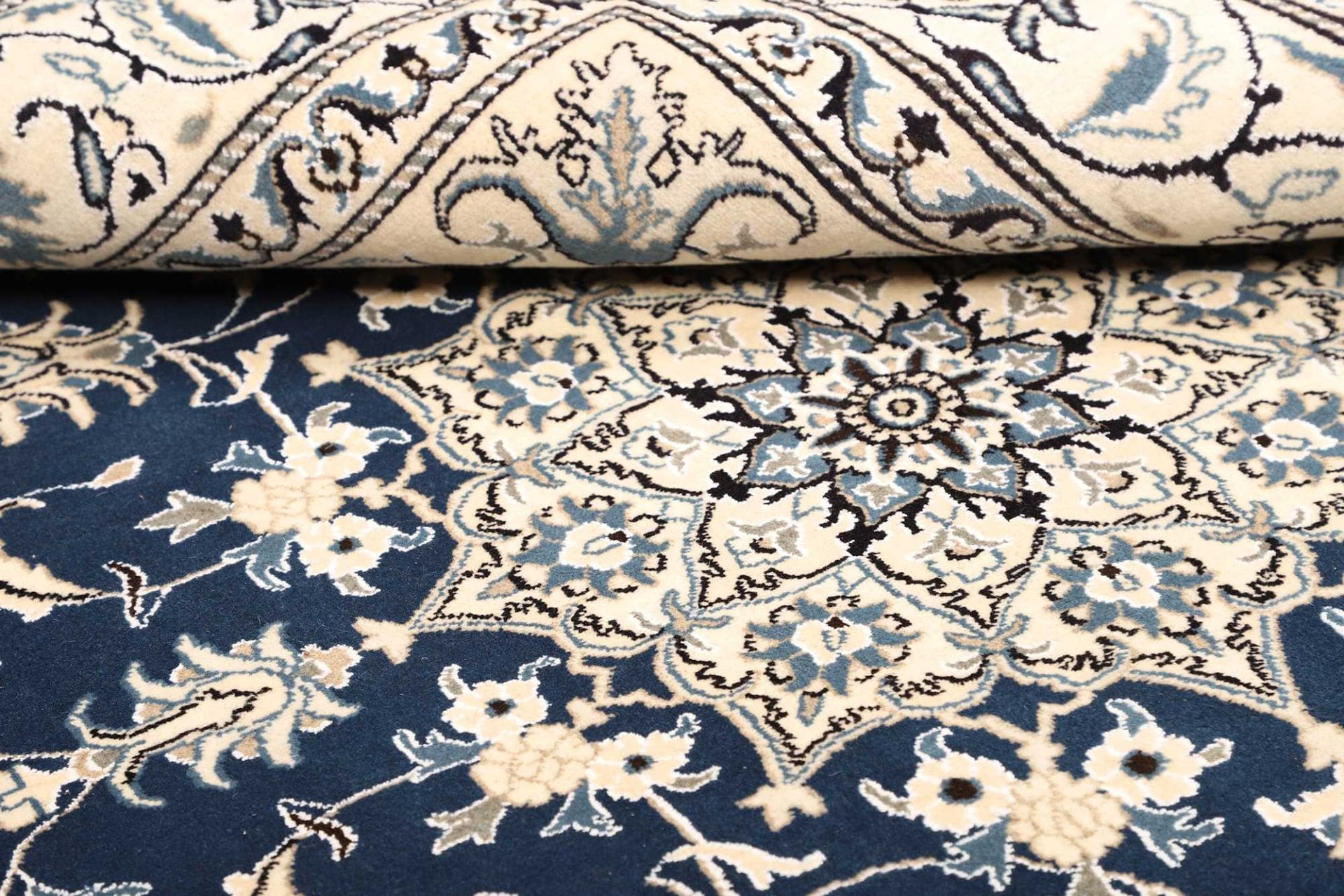 Nain Perserteppich aus Iran, 171 × 240 cm