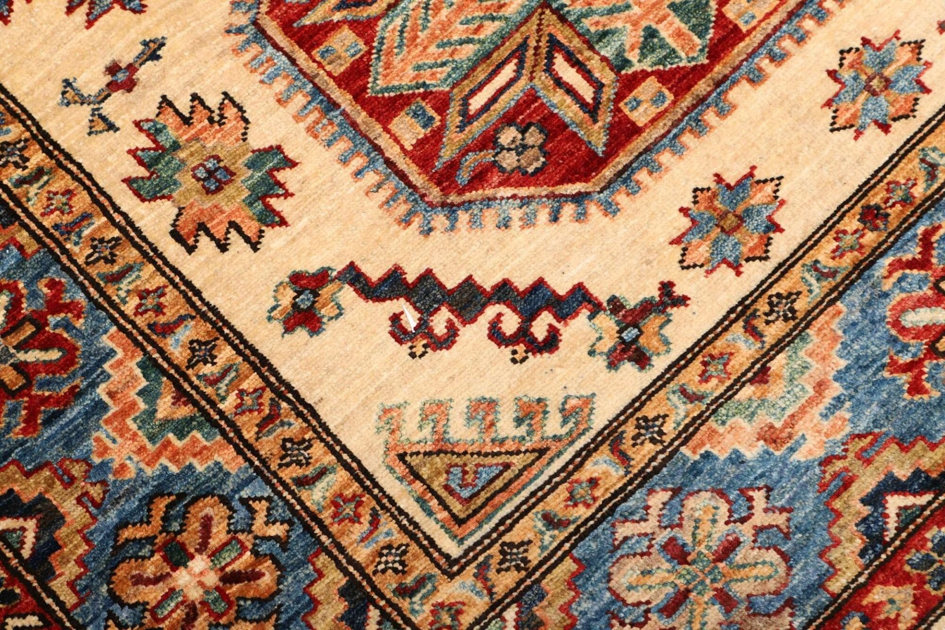 handgeknupfter-kazak-orientteppich-128-x-187-cm-geometrische-muster-5 Kazak Orientteppich 128 × 187 cm aus Wolle, handgeknüpft