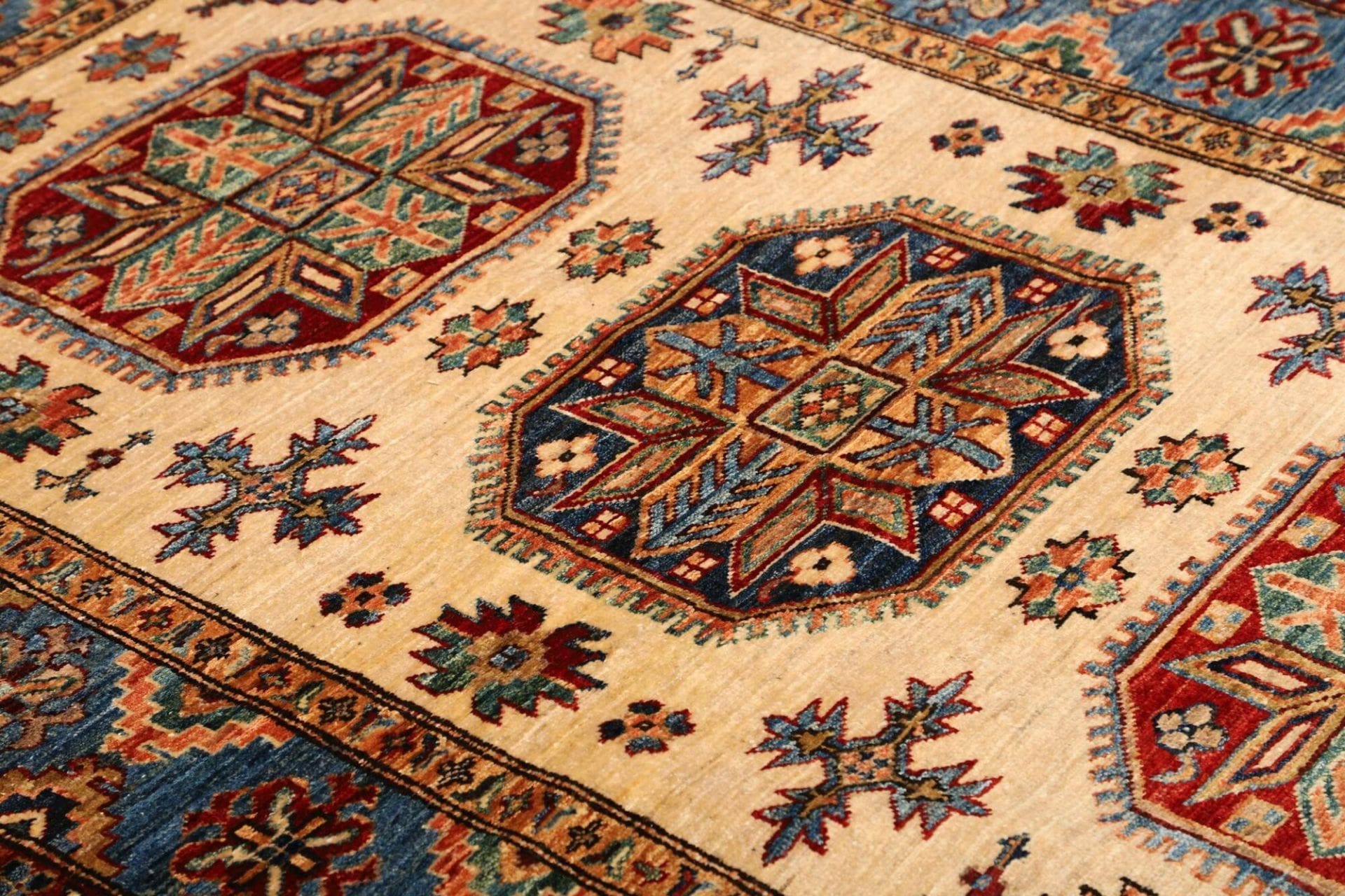 handgeknupfter-kazak-orientteppich-128-x-187-cm-geometrische-muster-6 Kazak Orientteppich 128 × 187 cm aus Wolle, handgeknüpft