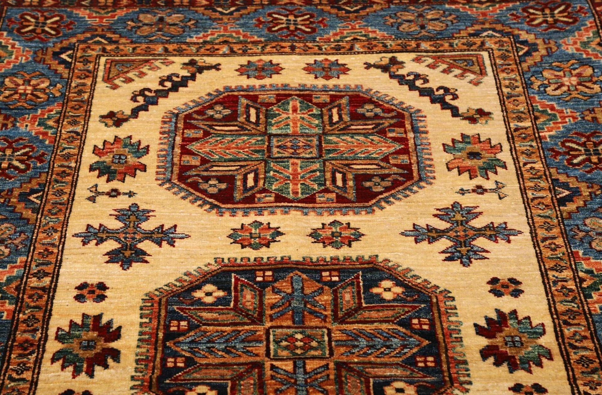 handgeknupfter-kazak-orientteppich-128-x-187-cm-geometrische-muster-7 Kazak Orientteppich 128 × 187 cm aus Wolle, handgeknüpft