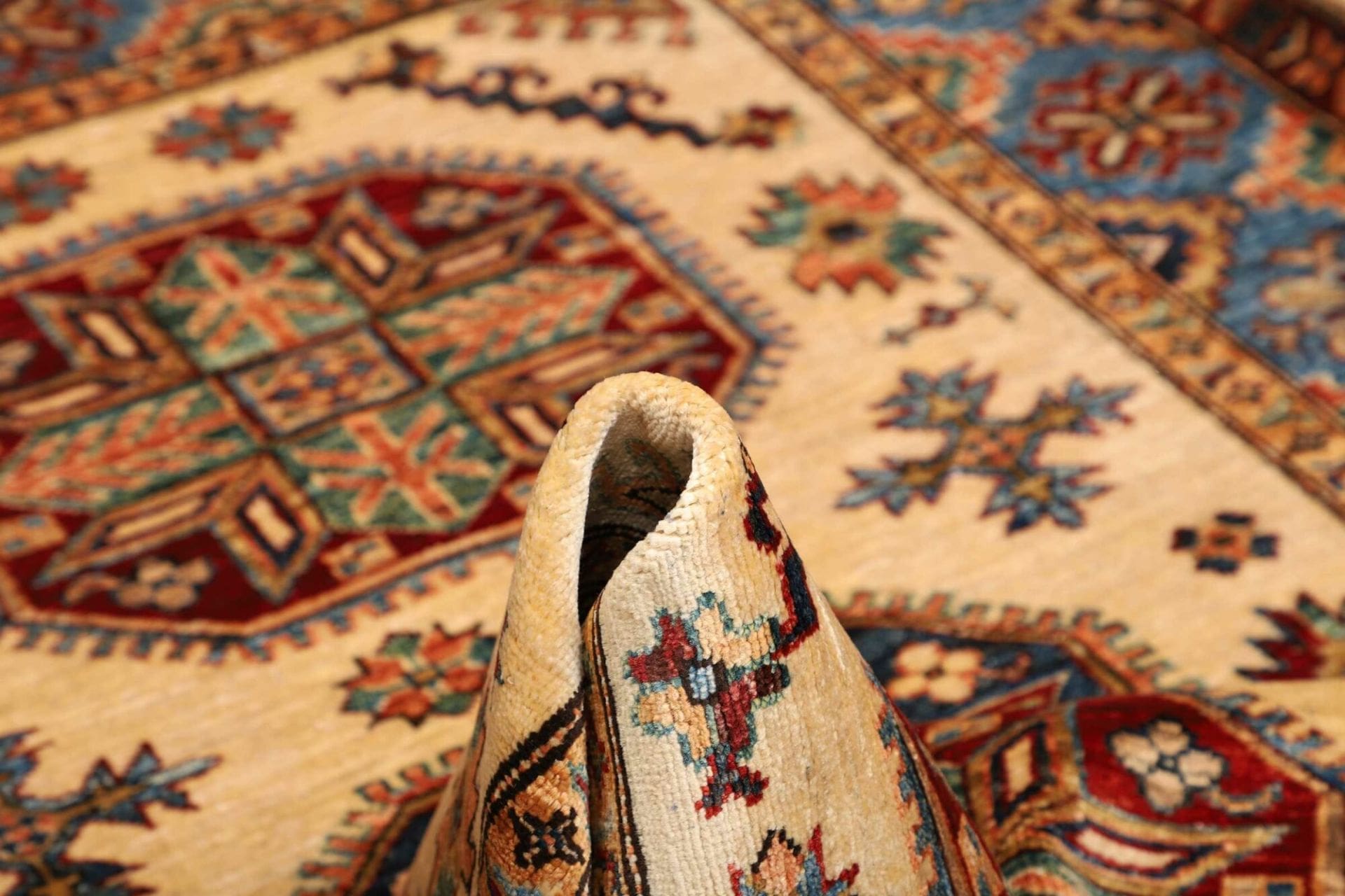 handgeknupfter-kazak-orientteppich-128-x-187-cm-geometrische-muster-8 Kazak Orientteppich 128 × 187 cm aus Wolle, handgeknüpft