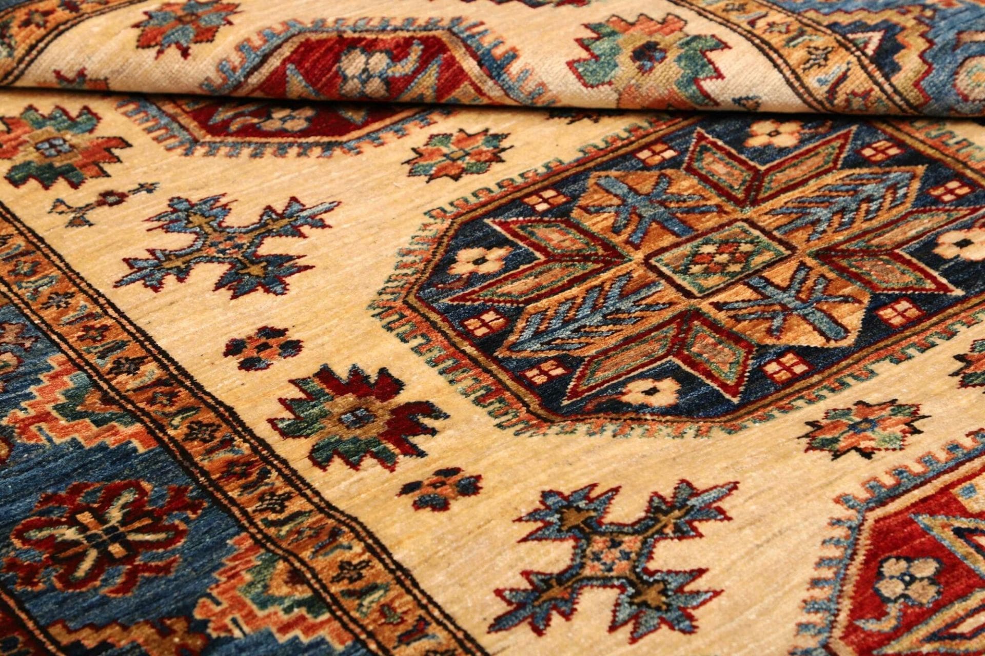 handgeknupfter-kazak-orientteppich-128-x-187-cm-geometrische-muster-9 Kazak Orientteppich 128 × 187 cm aus Wolle, handgeknüpft