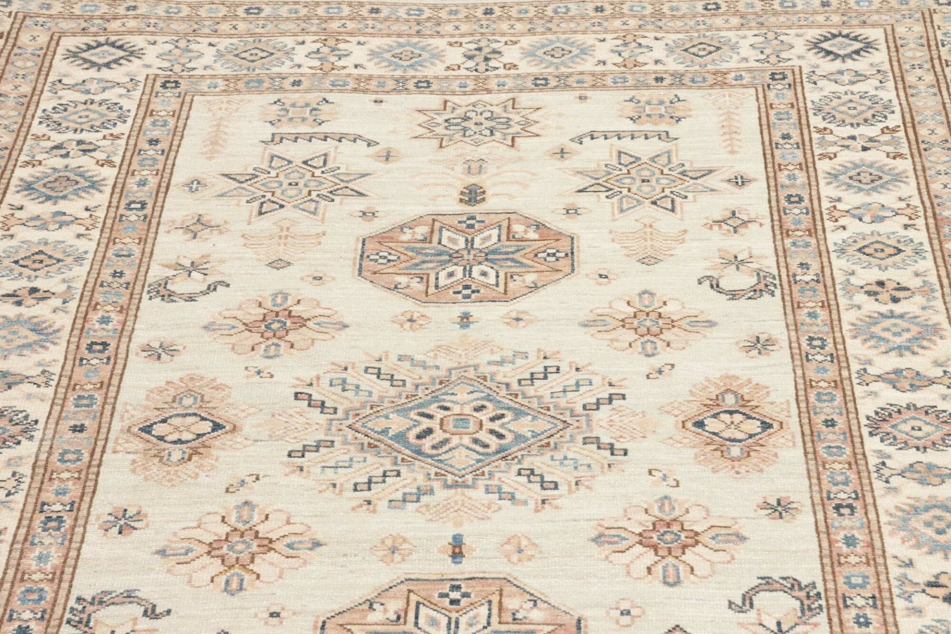 Kazak Orientteppich 127 × 178 cm aus Wolle, handgeknüpft