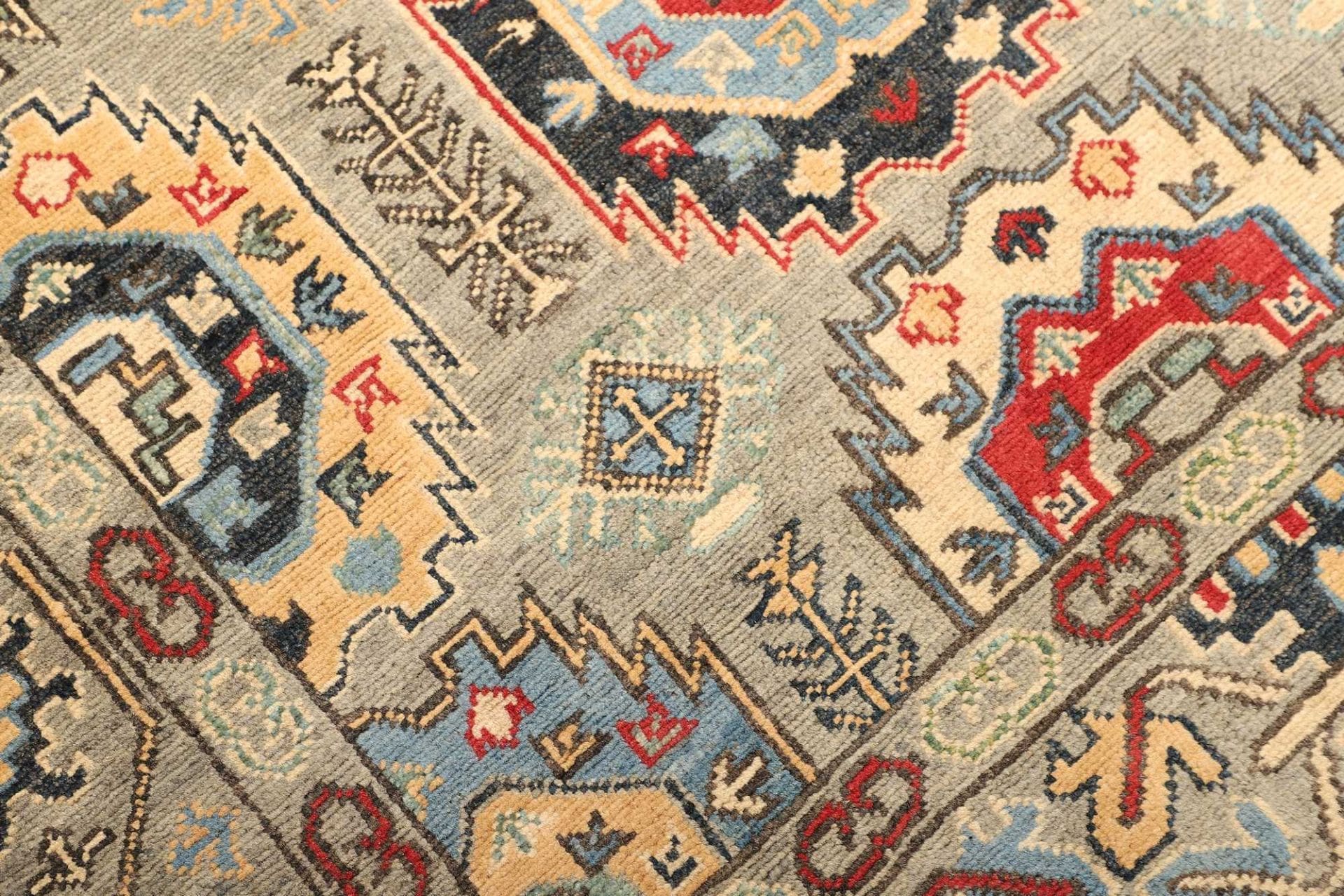 Kazak Orientteppich 125 × 178 cm aus Wolle, handgeknüpft